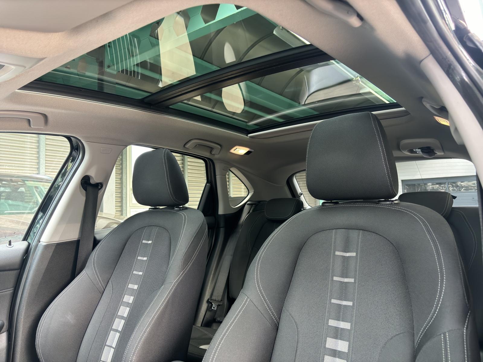 BMW 218i Active Tourer-image-12