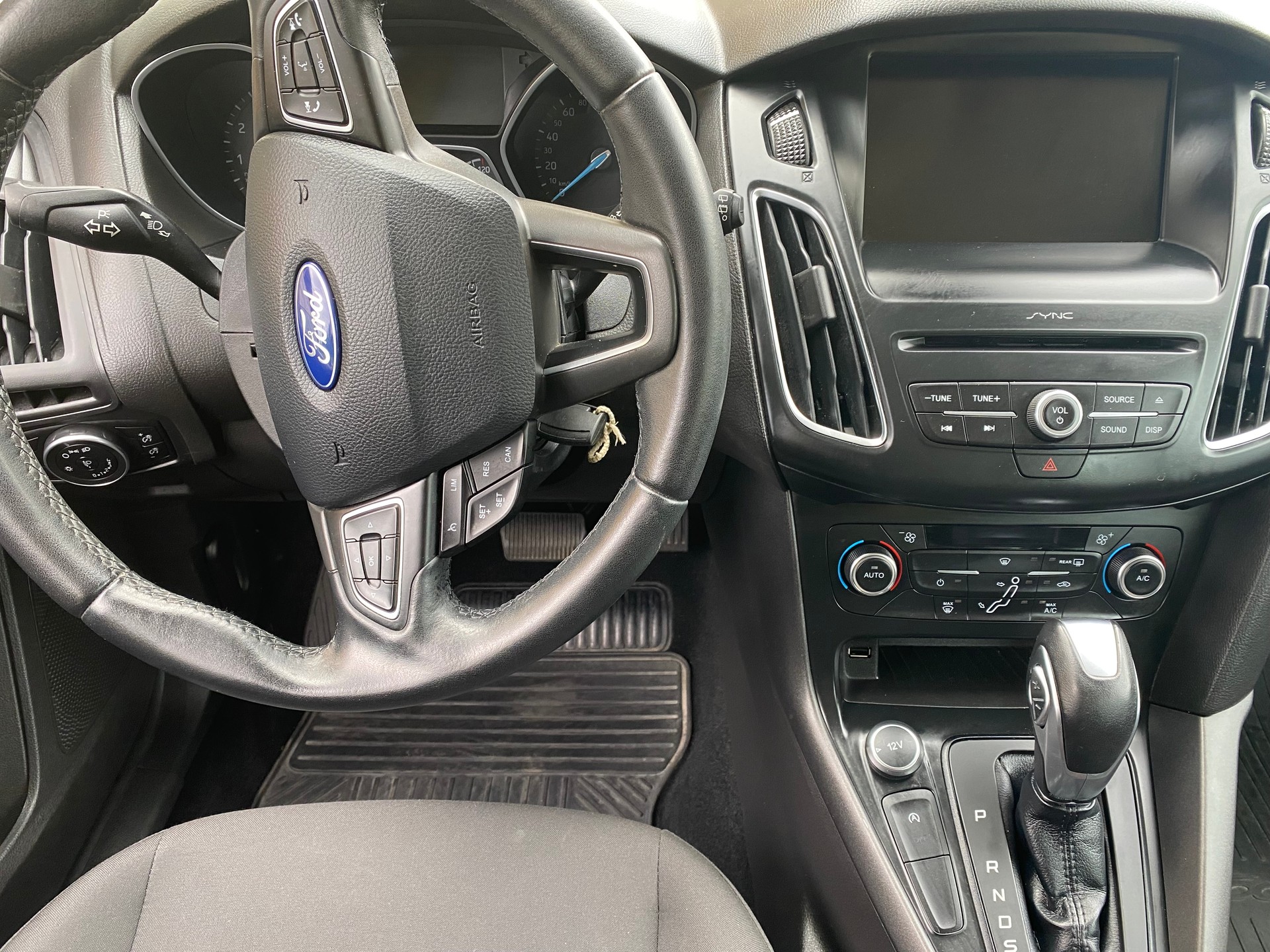 FORD Focus 1.0 SCTi Sync Edition Automatic-image-4