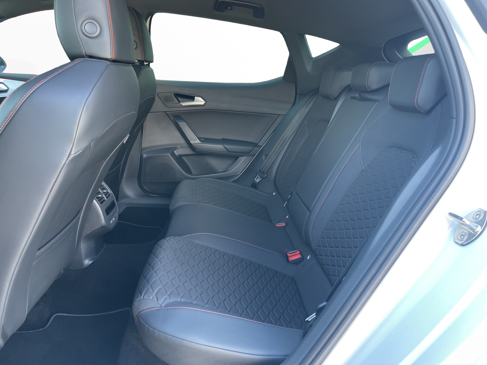 SEAT Leon 1.5 eTSI mHEV DSG FR-image-13