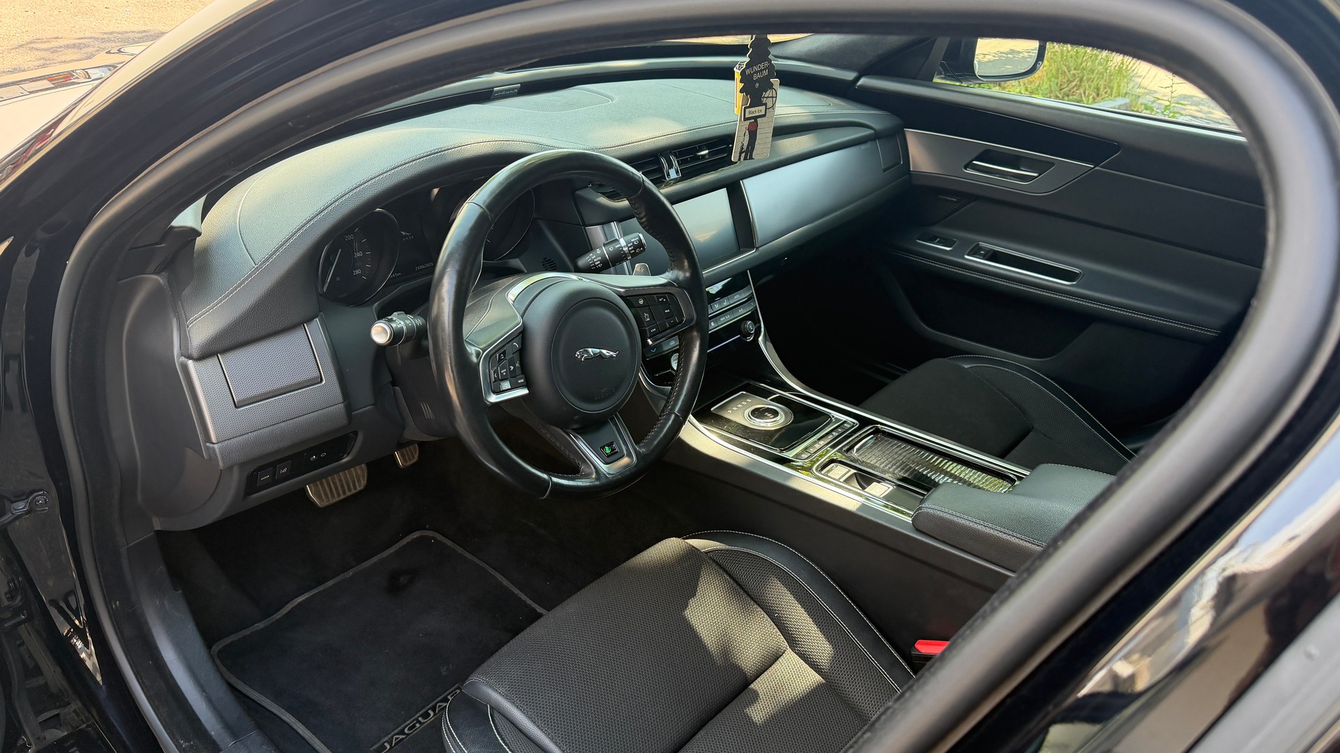 JAGUAR XF-image-5