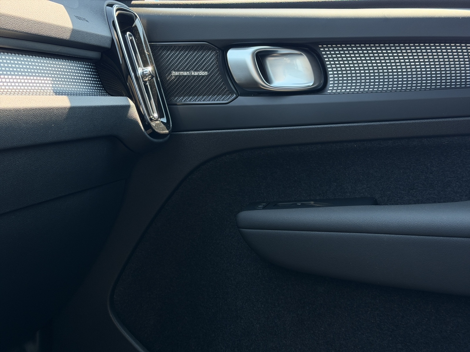 VOLVO XC40 2.0 B3 MH Plus Dark-image-16