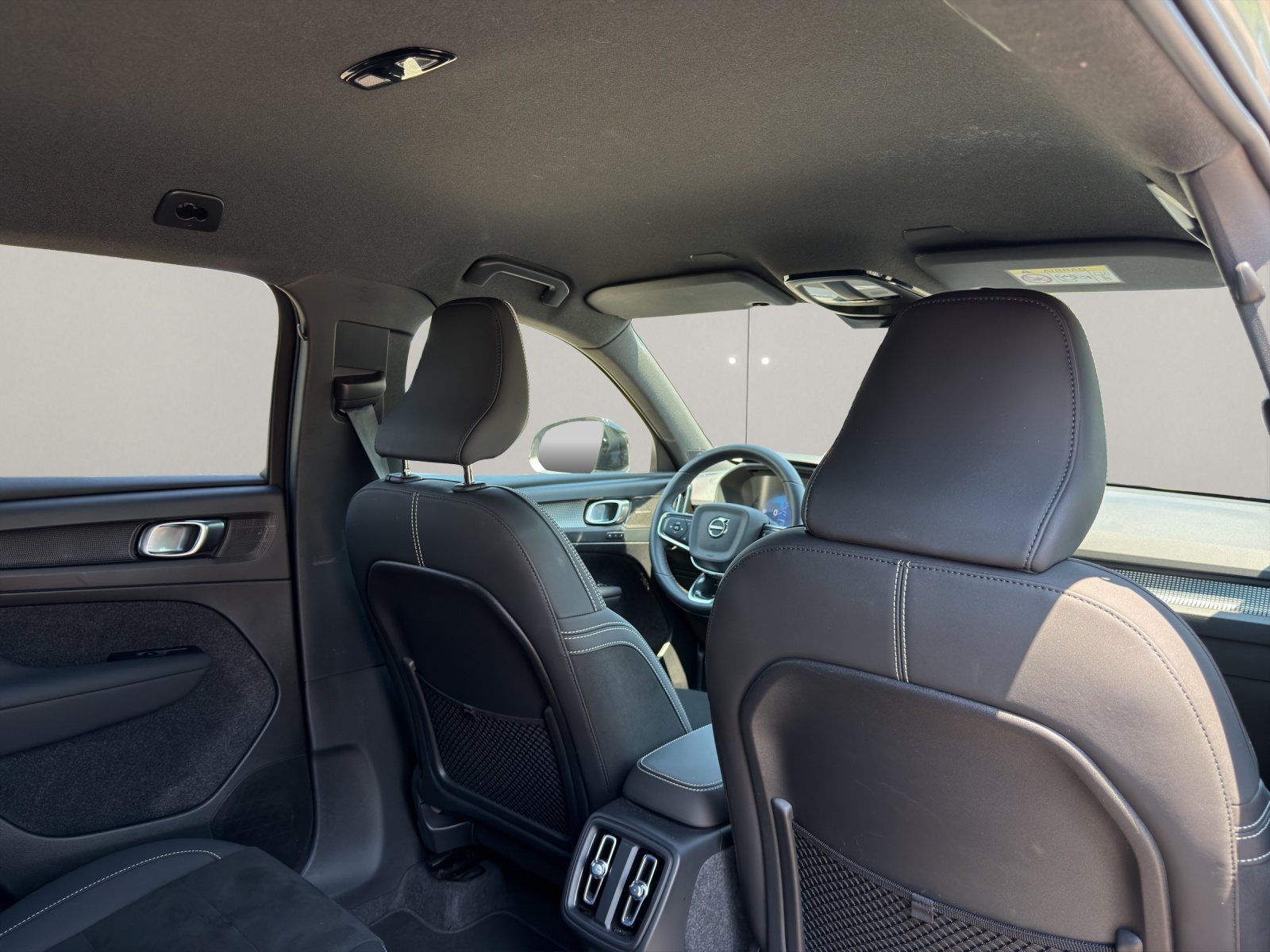 VOLVO XC40 2.0 B3 MH Plus Dark-image-13