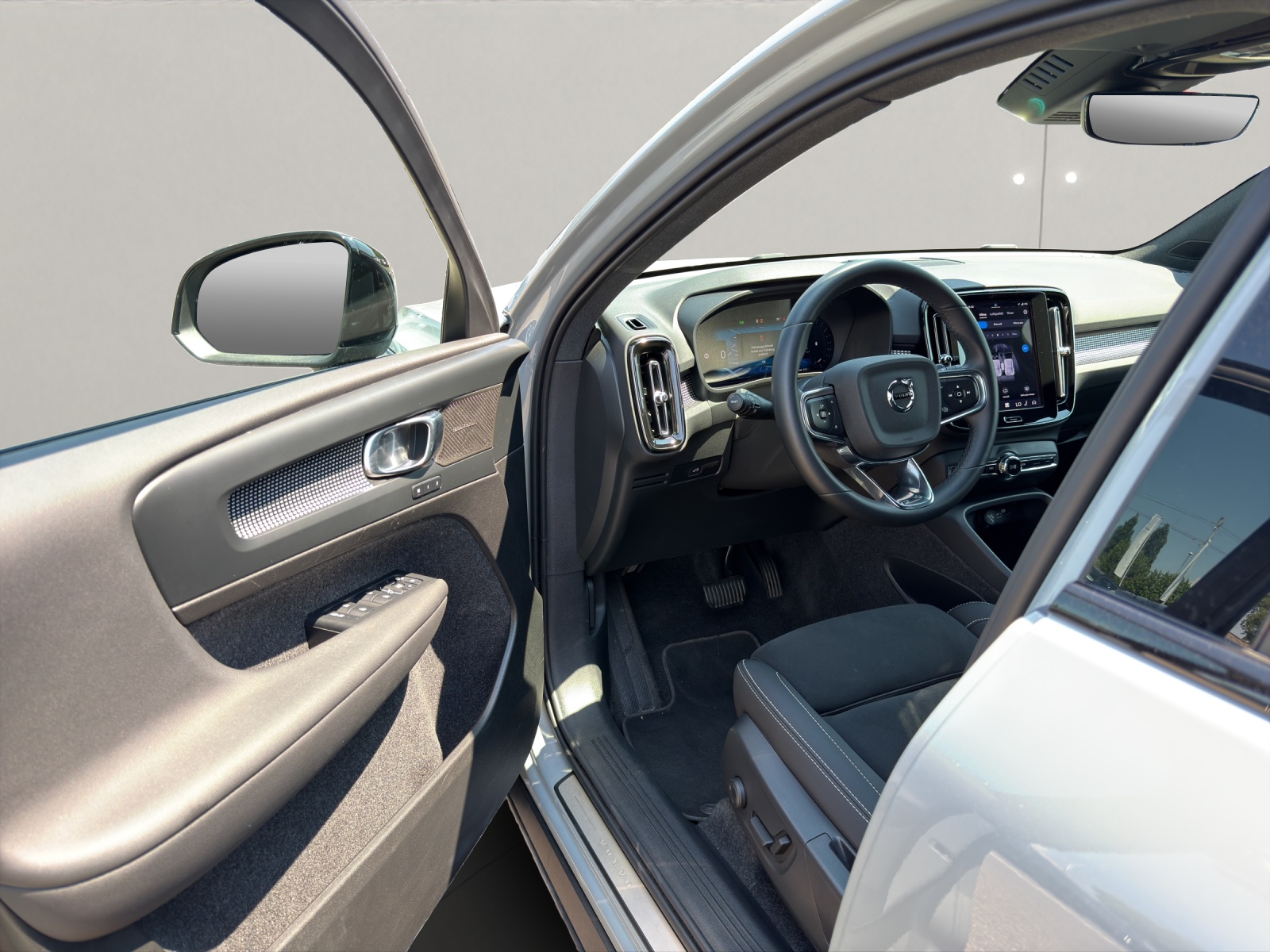 VOLVO XC40 2.0 B3 MH Plus Dark-image-7