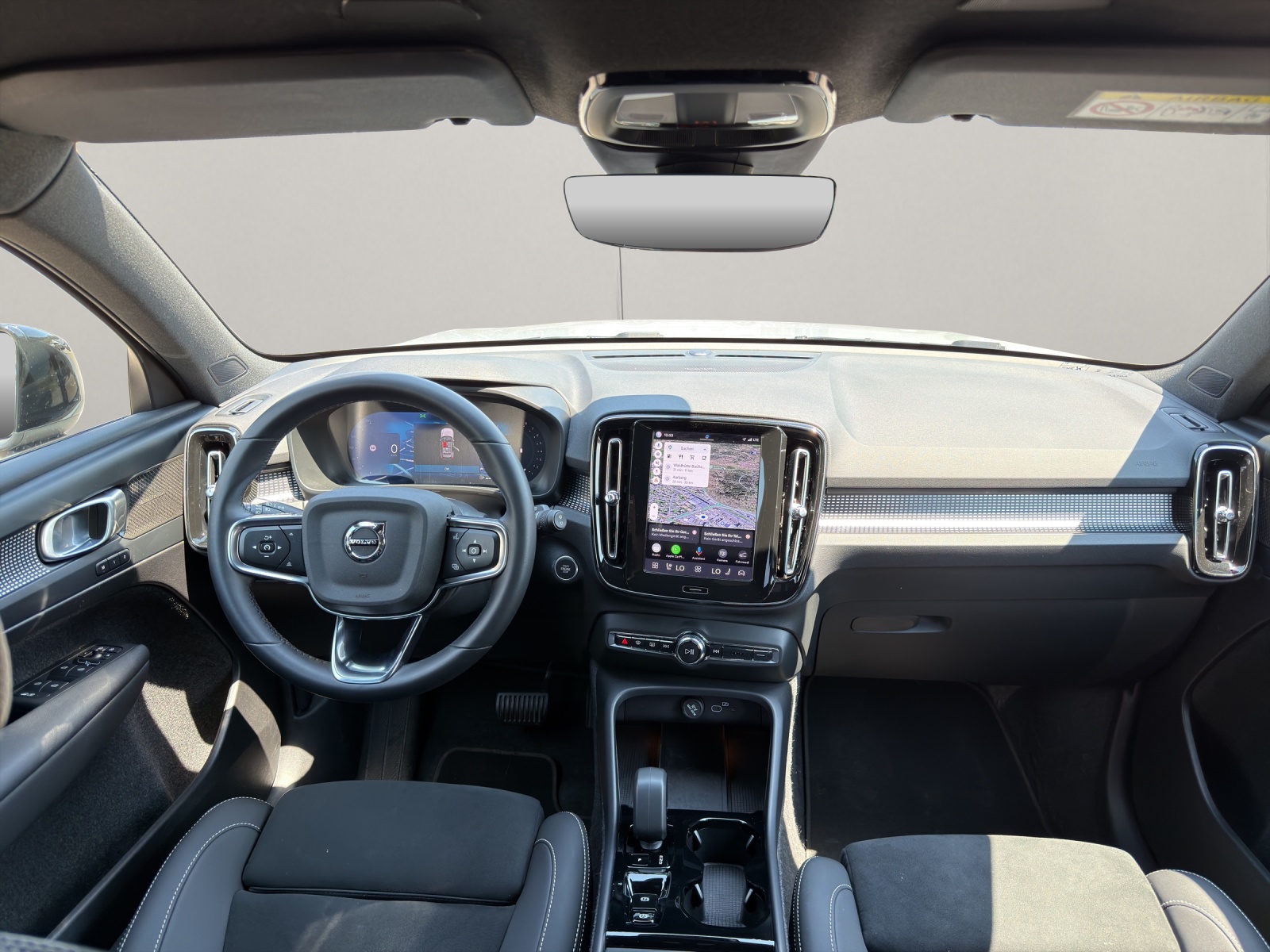 VOLVO XC40 2.0 B3 MH Plus Dark-image-14