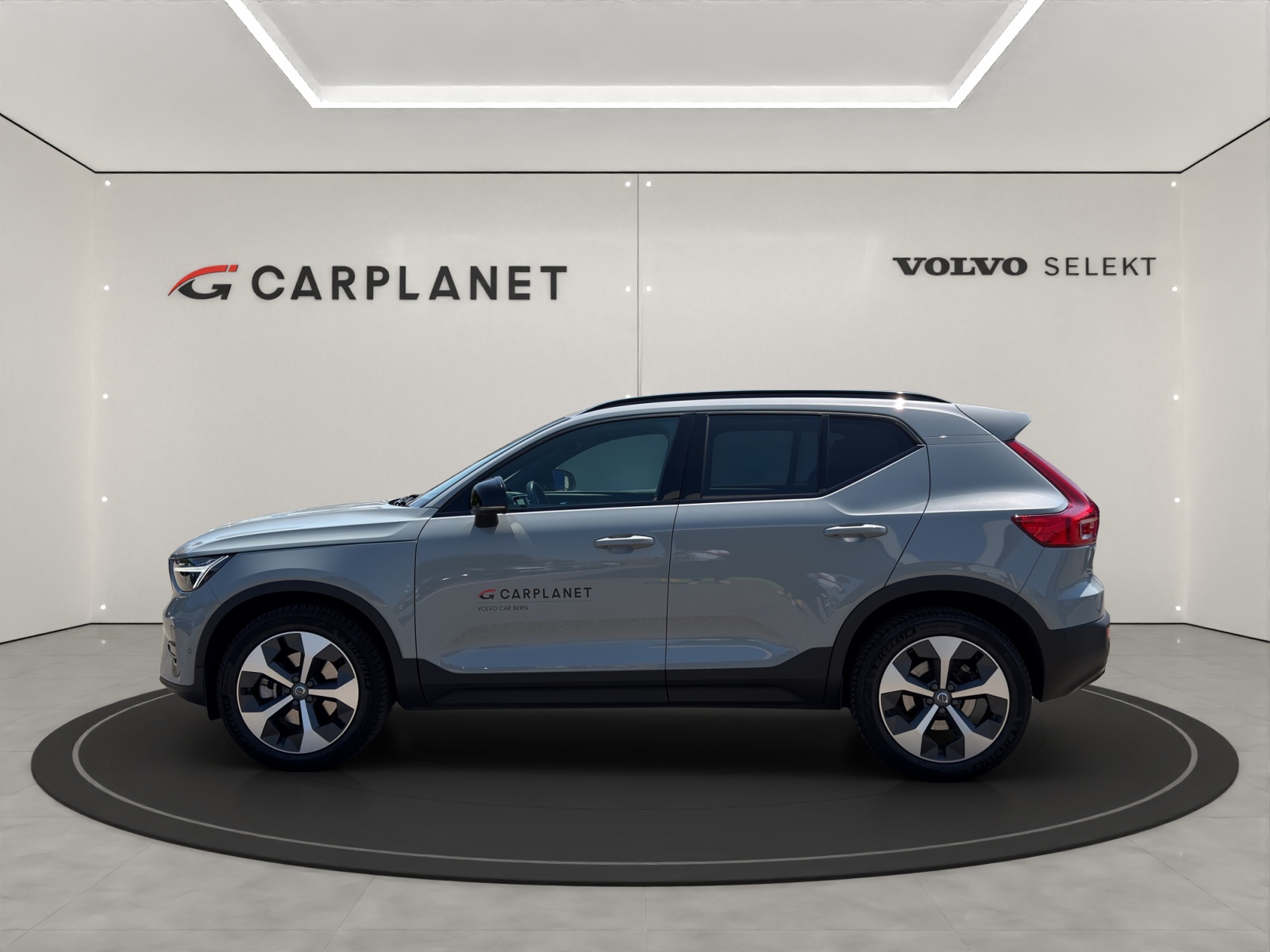 VOLVO XC40 2.0 B3 MH Plus Dark-image-2