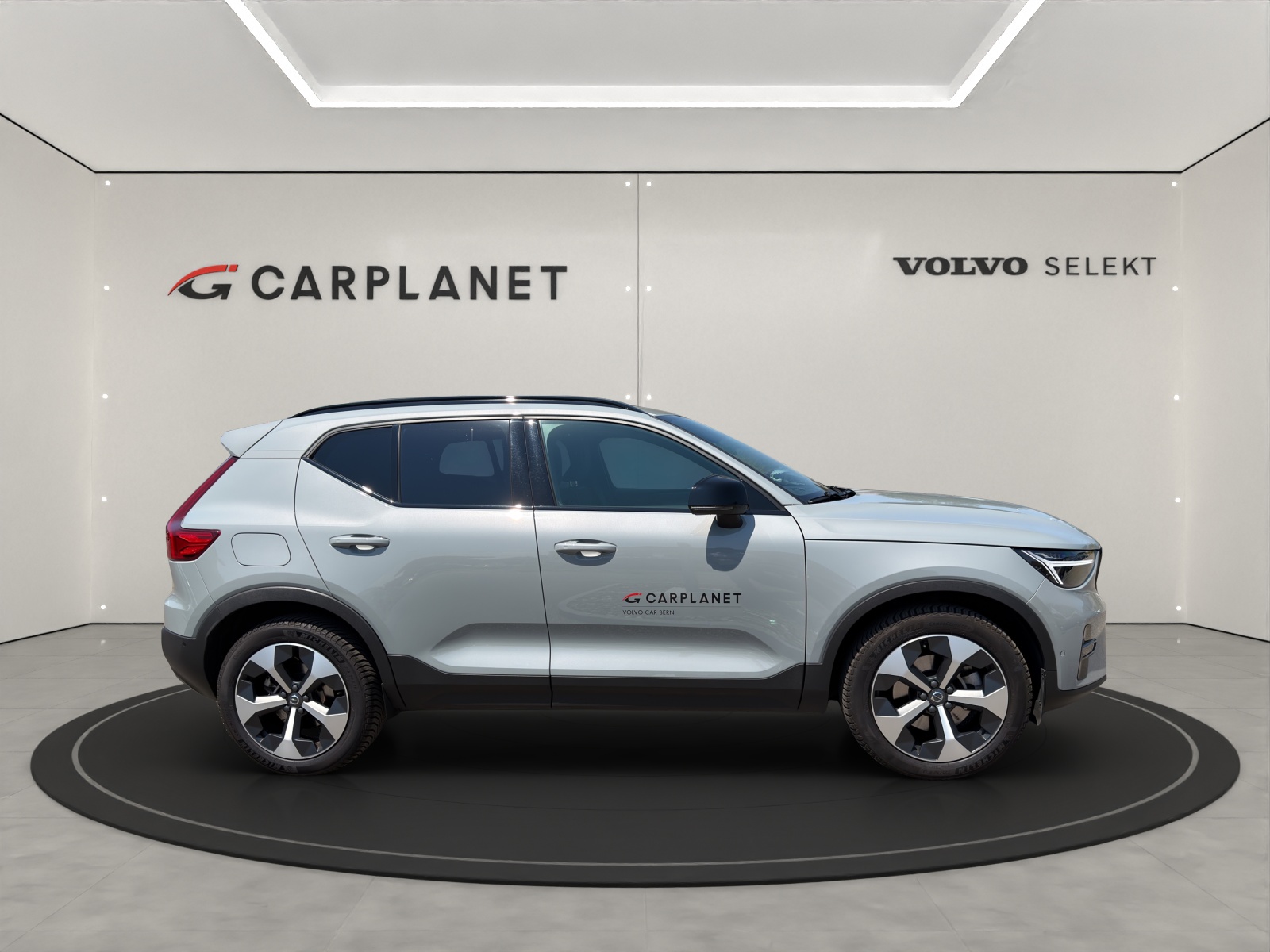 VOLVO XC40 2.0 B3 MH Plus Dark-image-1