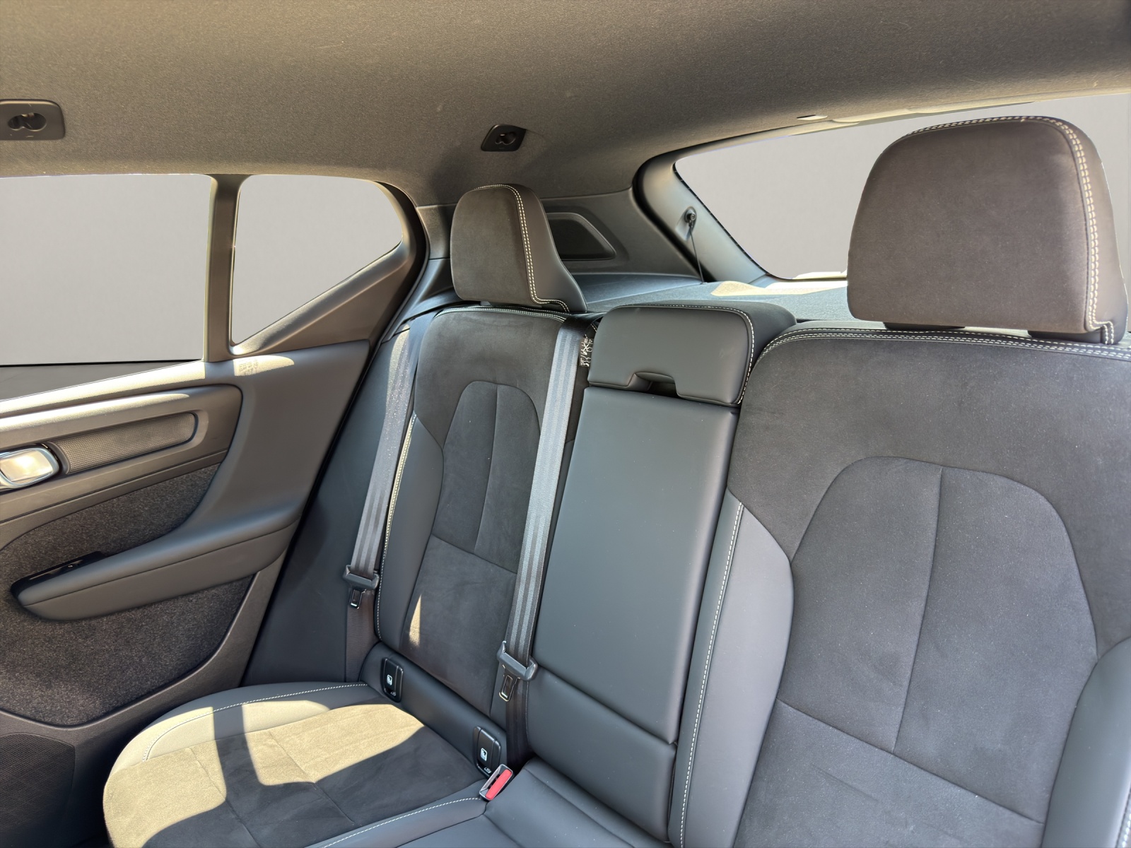 VOLVO XC40 2.0 B3 MH Plus Dark-image-12