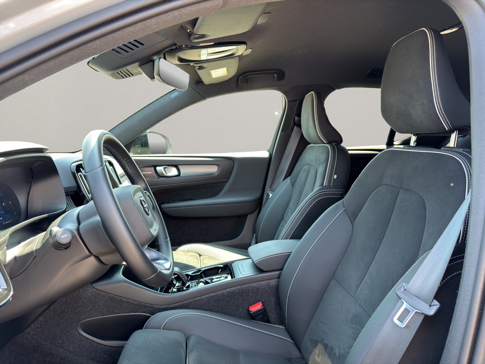 VOLVO XC40 2.0 B3 MH Plus Dark-image-8