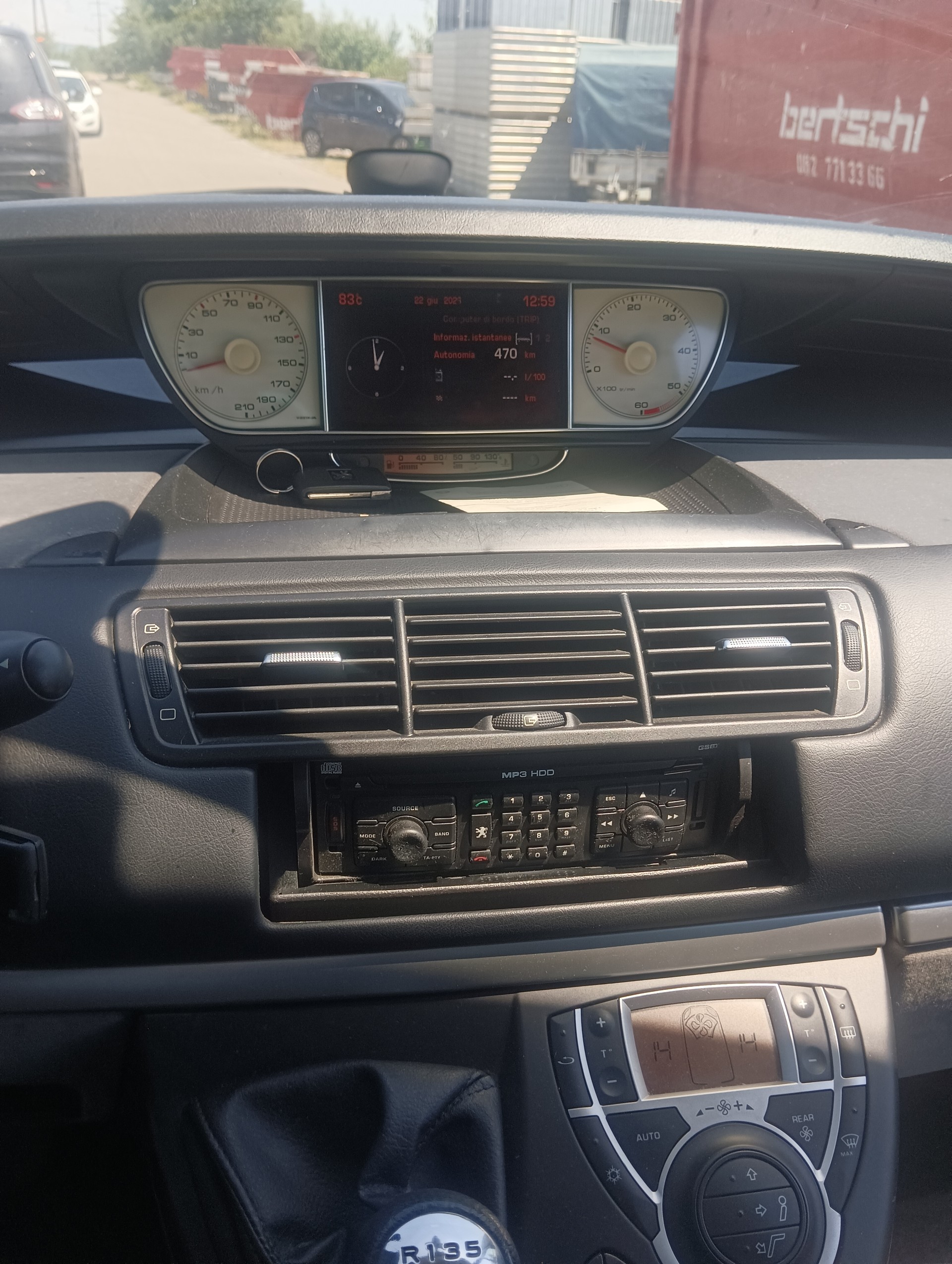 PEUGEOT 807 2.0 16V HDi Swiss Edition-image-6