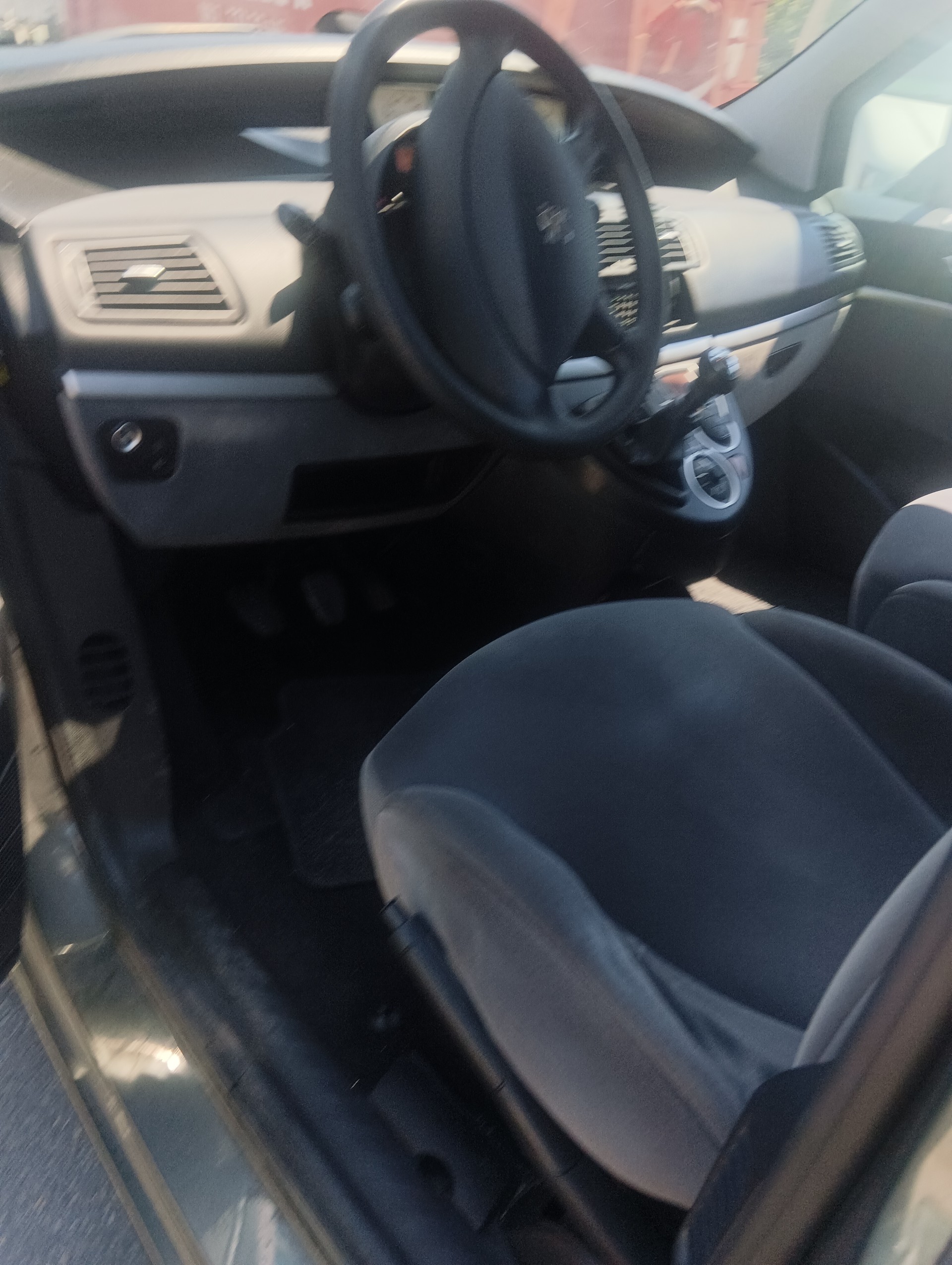 PEUGEOT 807 2.0 16V HDi Swiss Edition-image-3