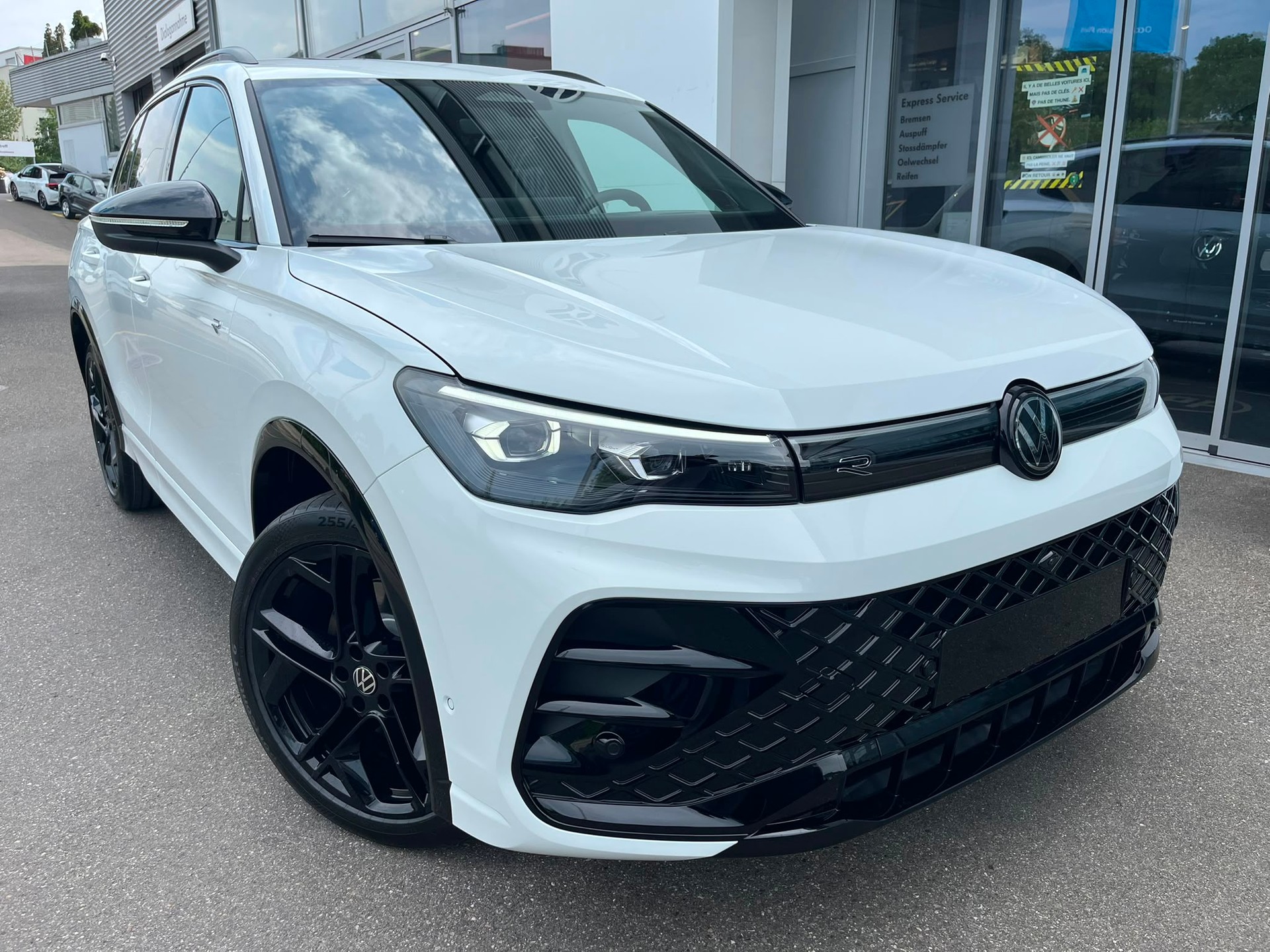 VW Tiguan 2.0 TSI DSG R-Line 4Motion-image-1