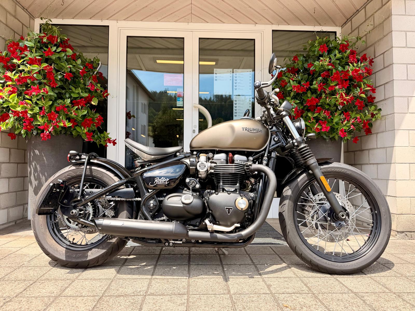 TRIUMPH Bonneville 1200 Bobber ABS-showroom-element-2