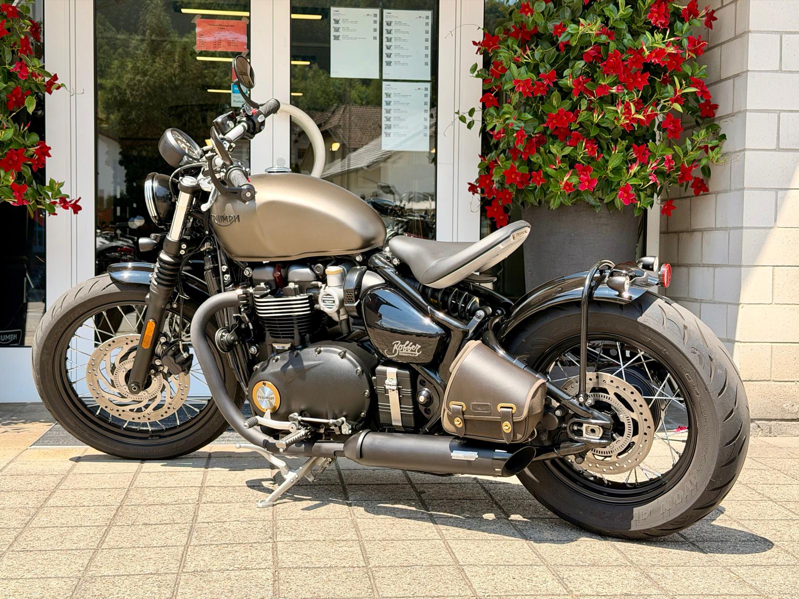 TRIUMPH Bonneville 1200 Bobber ABS-showroom-element-3