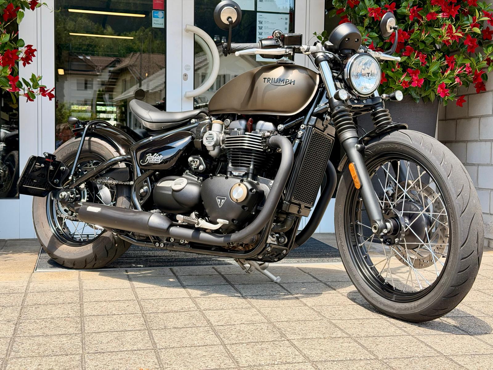 TRIUMPH Bonneville 1200 Bobber ABS-showroom-element-1