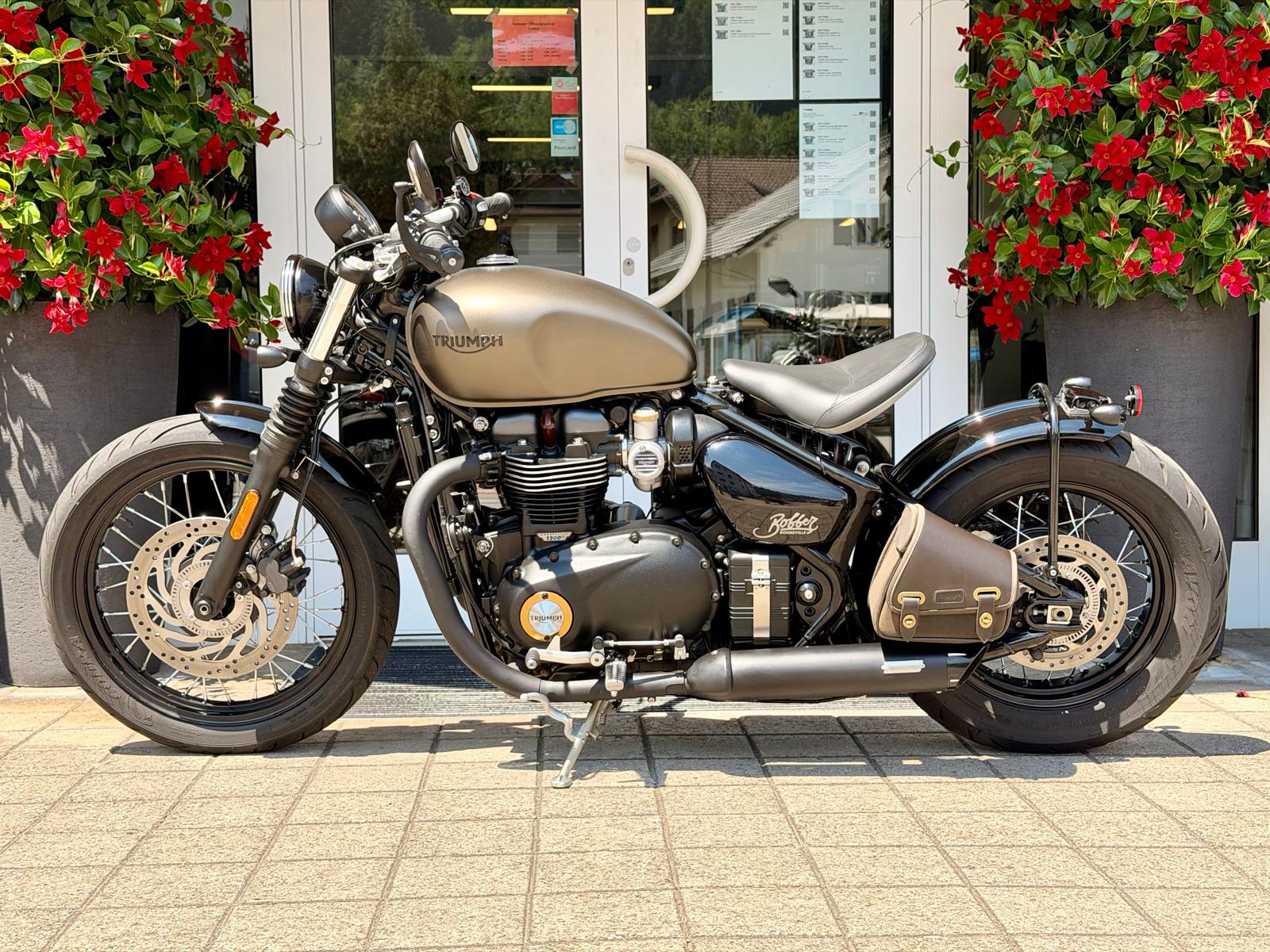 TRIUMPH Bonneville 1200 Bobber ABS-image-4