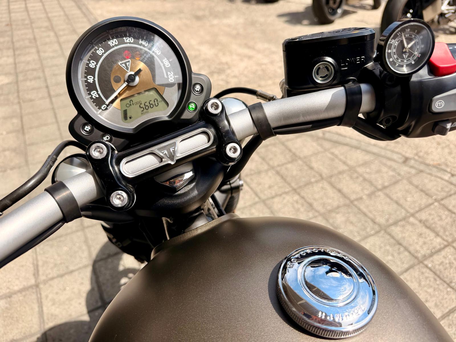 TRIUMPH Bonneville 1200 Bobber ABS-image-6