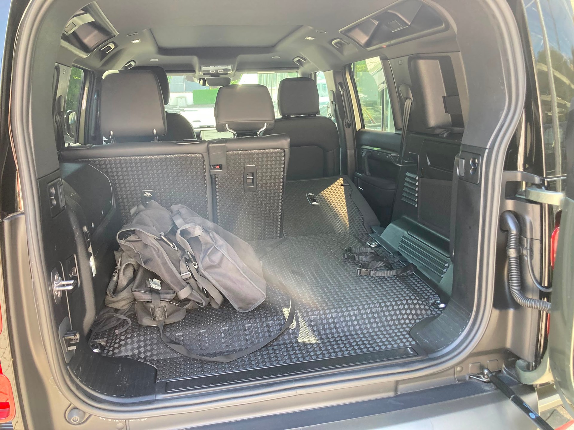LAND ROVER Defender 110 P300e Si4 PHEV X-Dynamic SE AT8-image-13