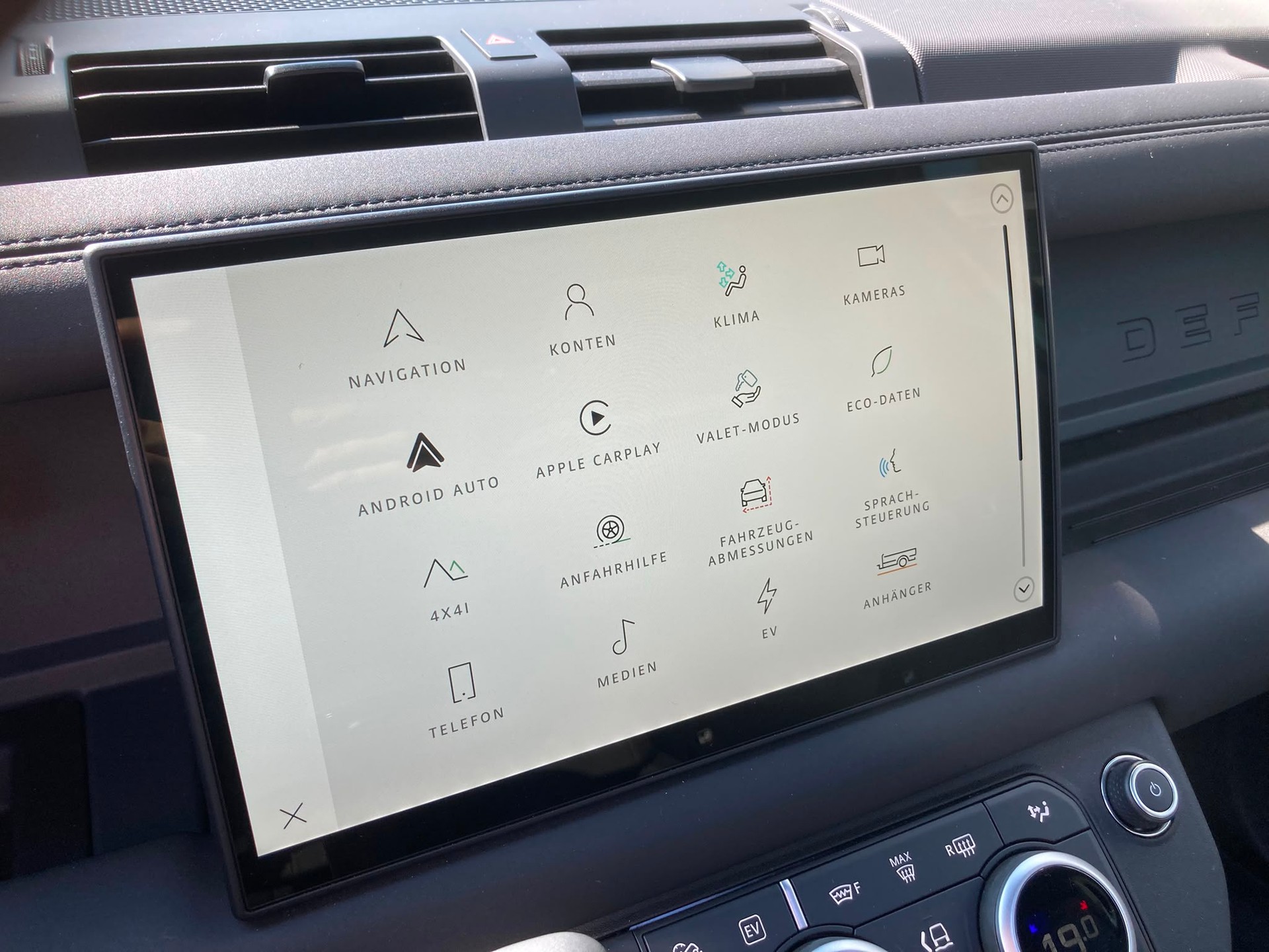 LAND ROVER Defender 110 P300e Si4 PHEV X-Dynamic SE AT8-image-11