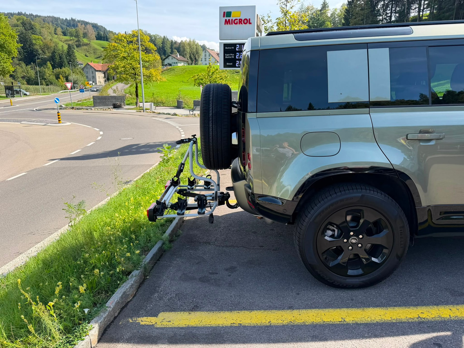 LAND ROVER Defender 110 P300e Si4 PHEV X-Dynamic SE AT8-image-16