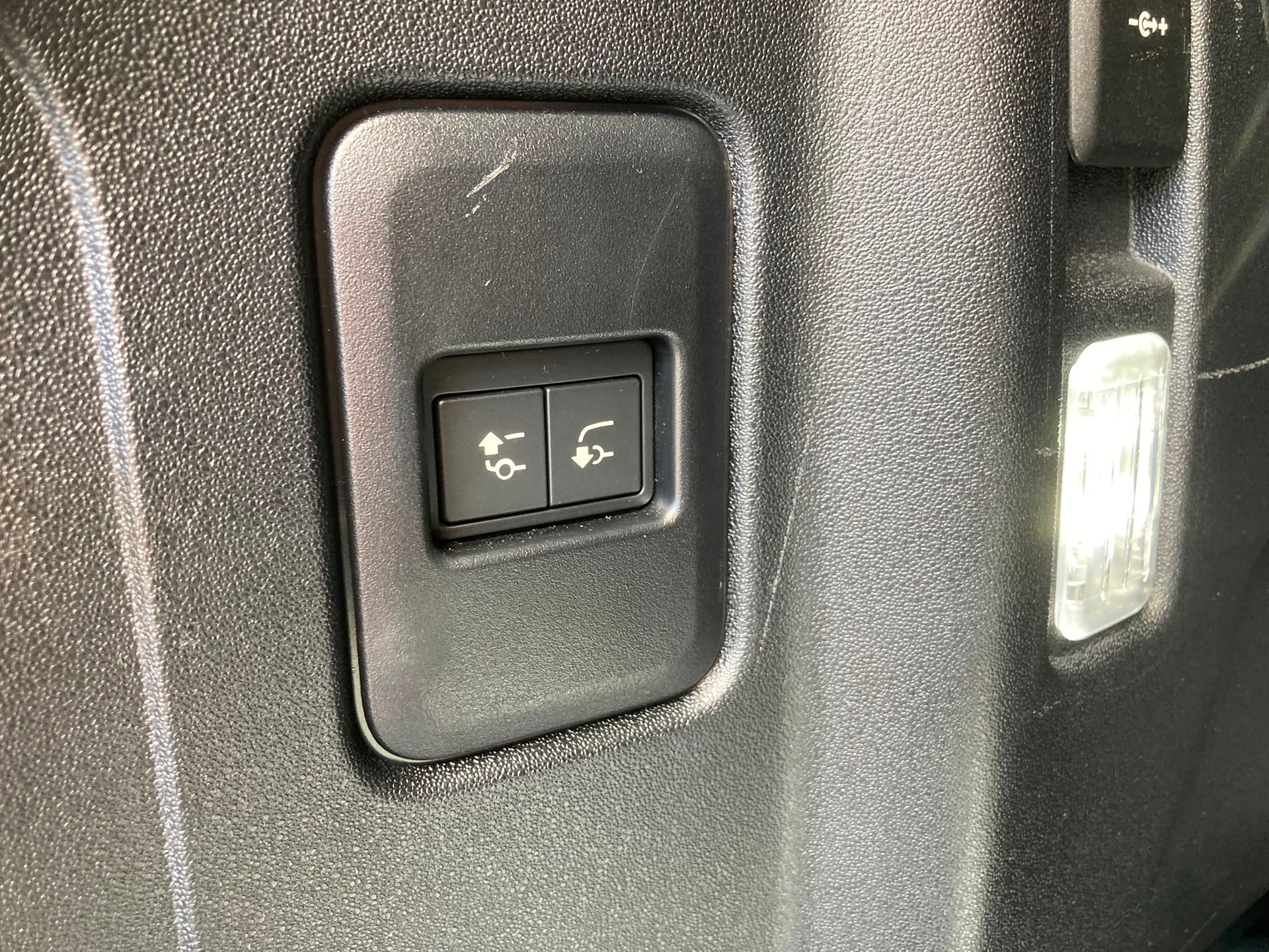 LAND ROVER Defender 110 P300e Si4 PHEV X-Dynamic SE AT8-image-14