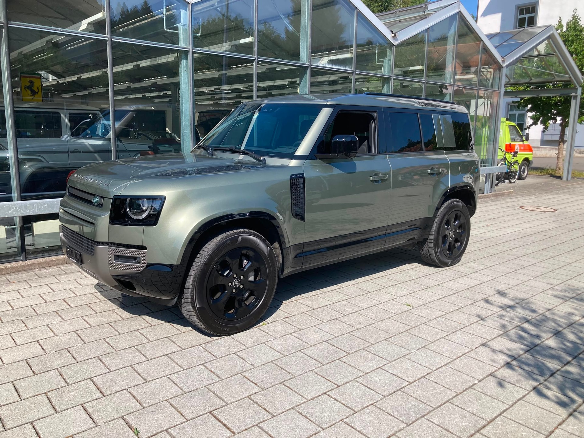LAND ROVER Defender 110 P300e Si4 PHEV X-Dynamic SE AT8-image-3