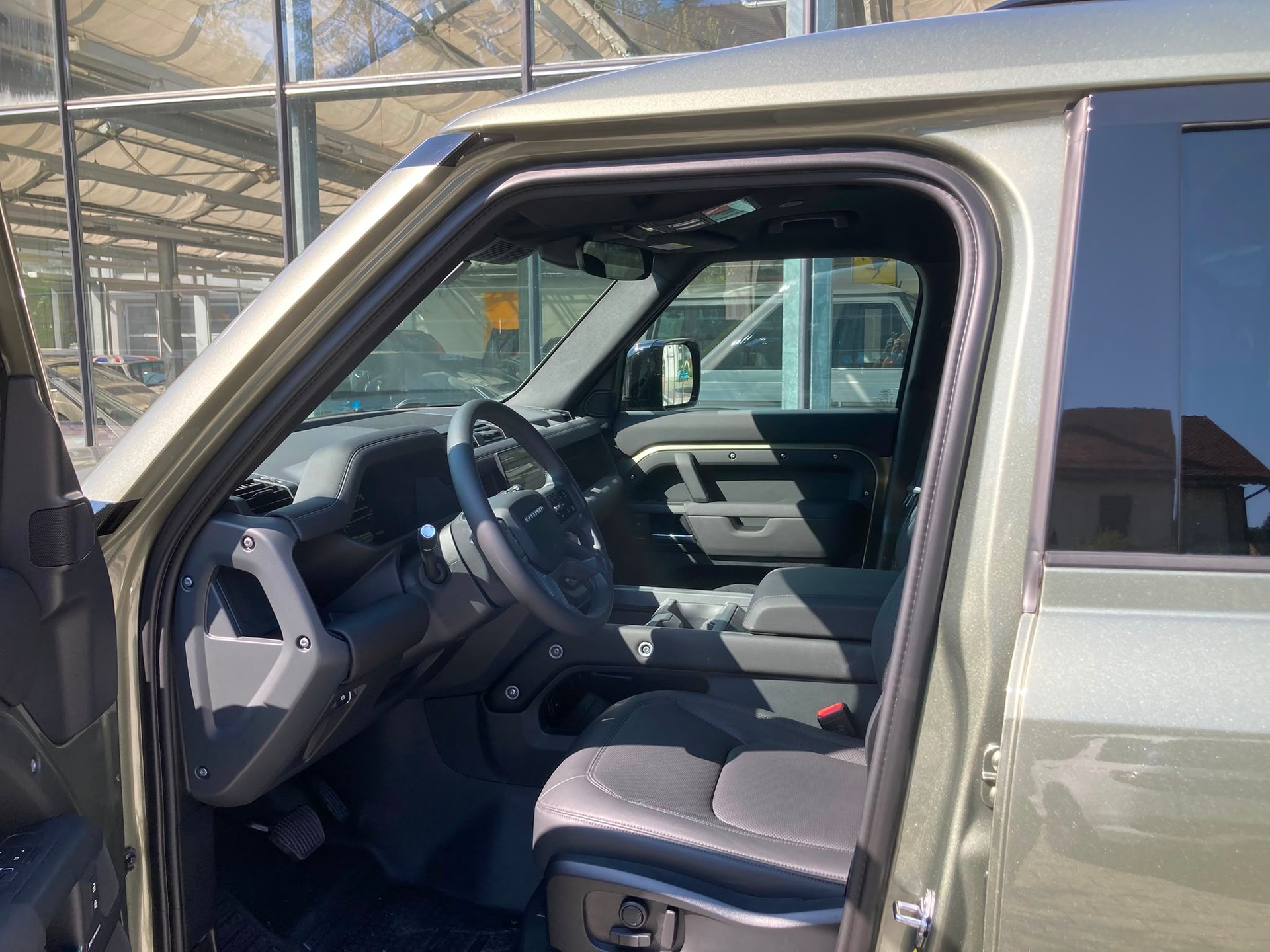 LAND ROVER Defender 110 P300e Si4 PHEV X-Dynamic SE AT8-image-5