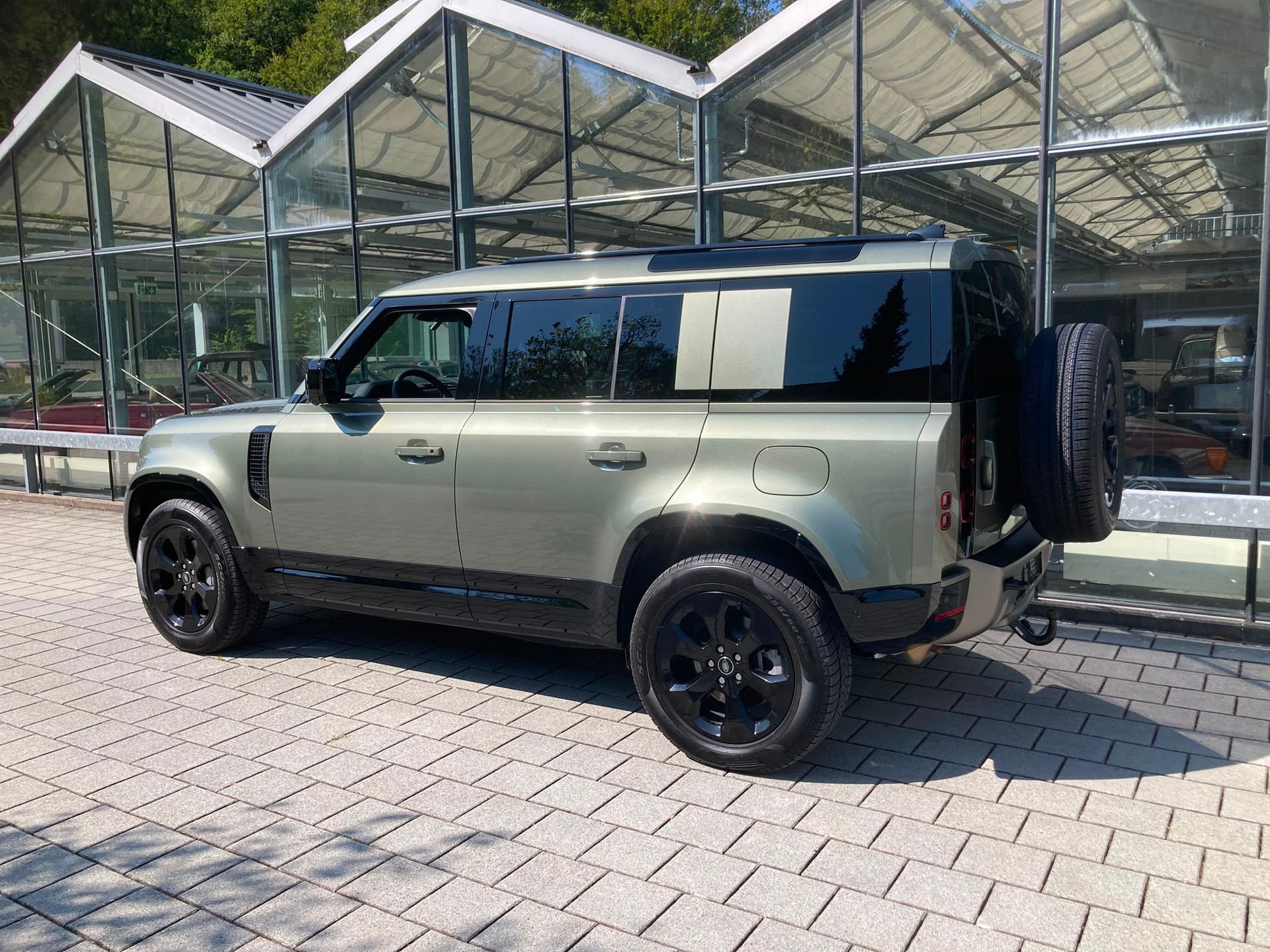 LAND ROVER Defender 110 P300e Si4 PHEV X-Dynamic SE AT8-image-2