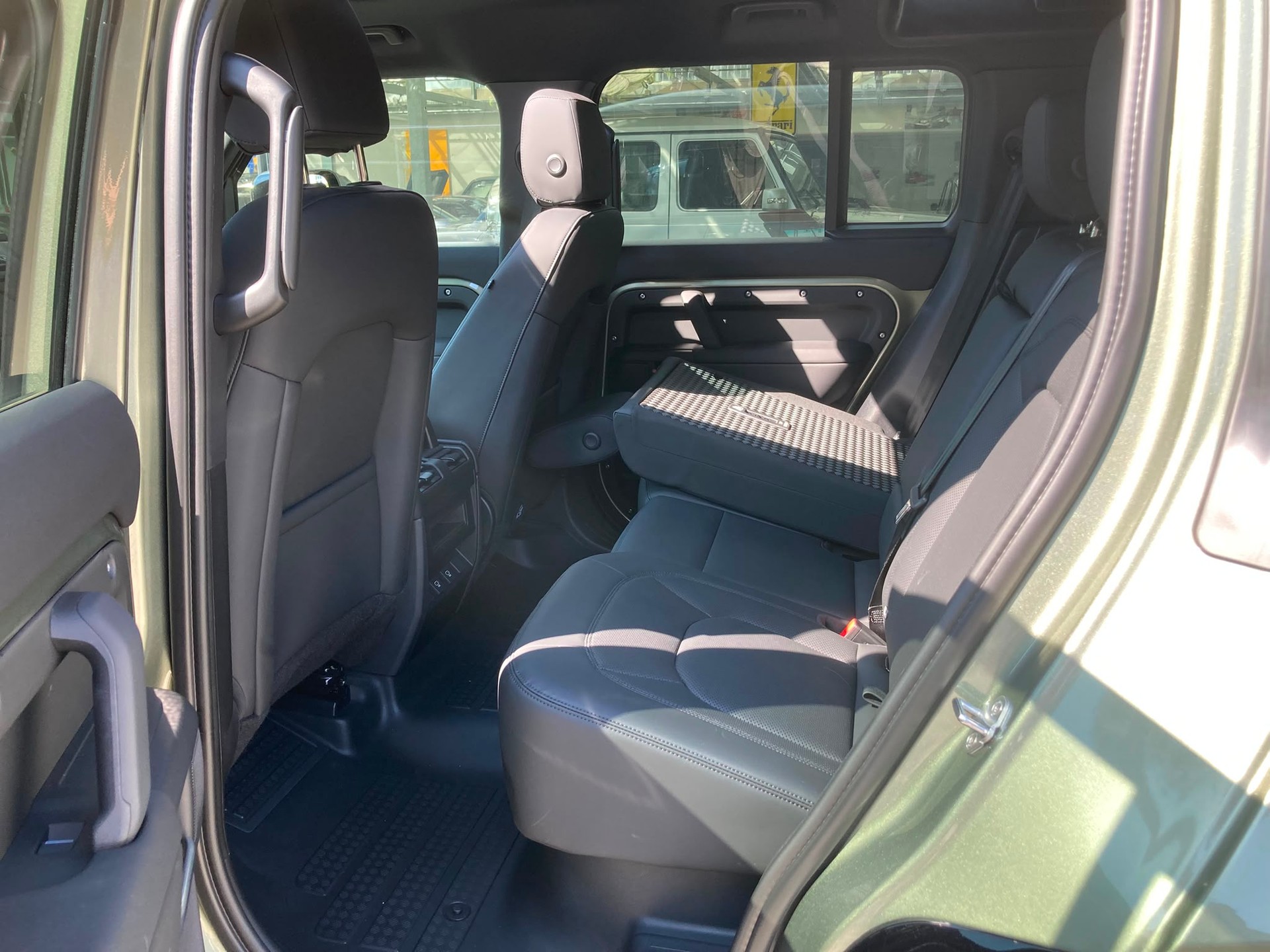 LAND ROVER Defender 110 P300e Si4 PHEV X-Dynamic SE AT8-image-6