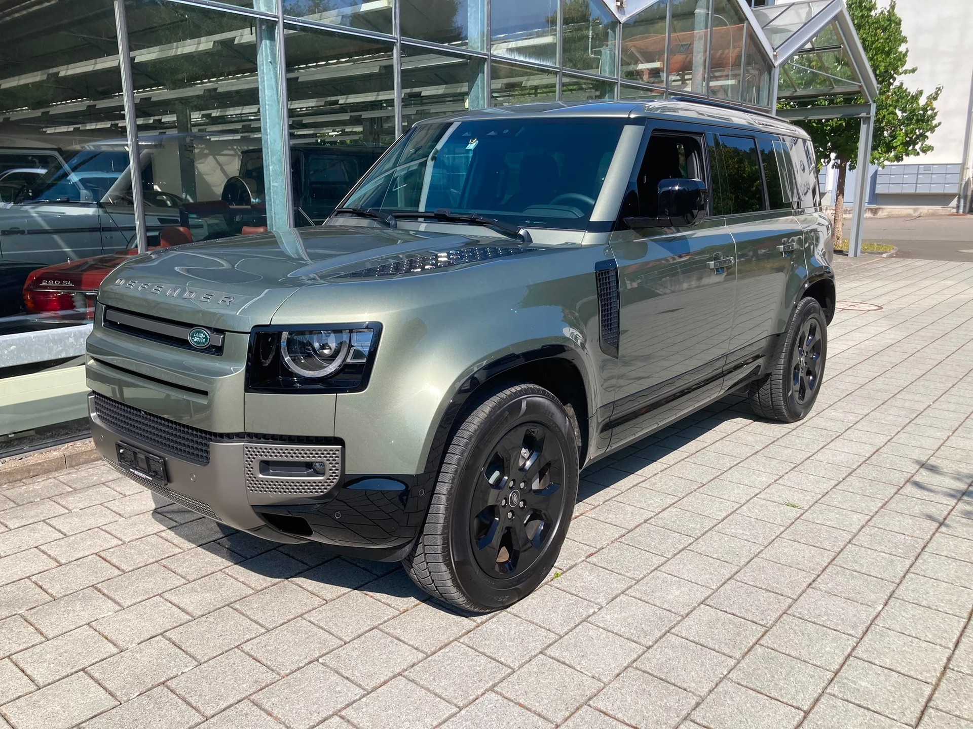 LAND ROVER Defender 110 P300e Si4 PHEV X-Dynamic SE AT8-image-0