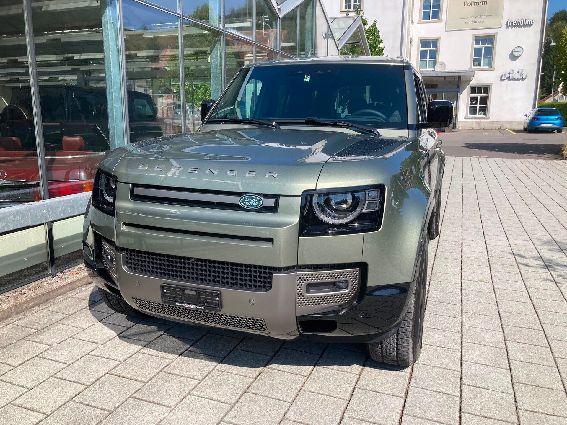 LAND ROVER Defender 110 P300e Si4 PHEV X-Dynamic SE AT8-image-1