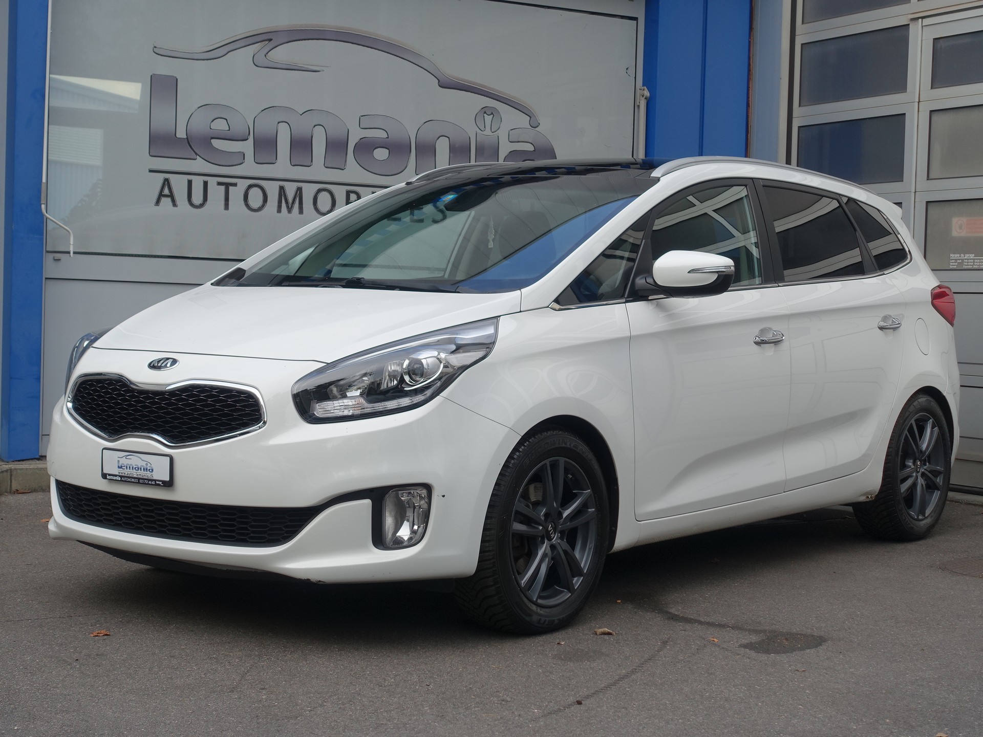 KIA Carens 1.7 CRDi Style DCT-image-1