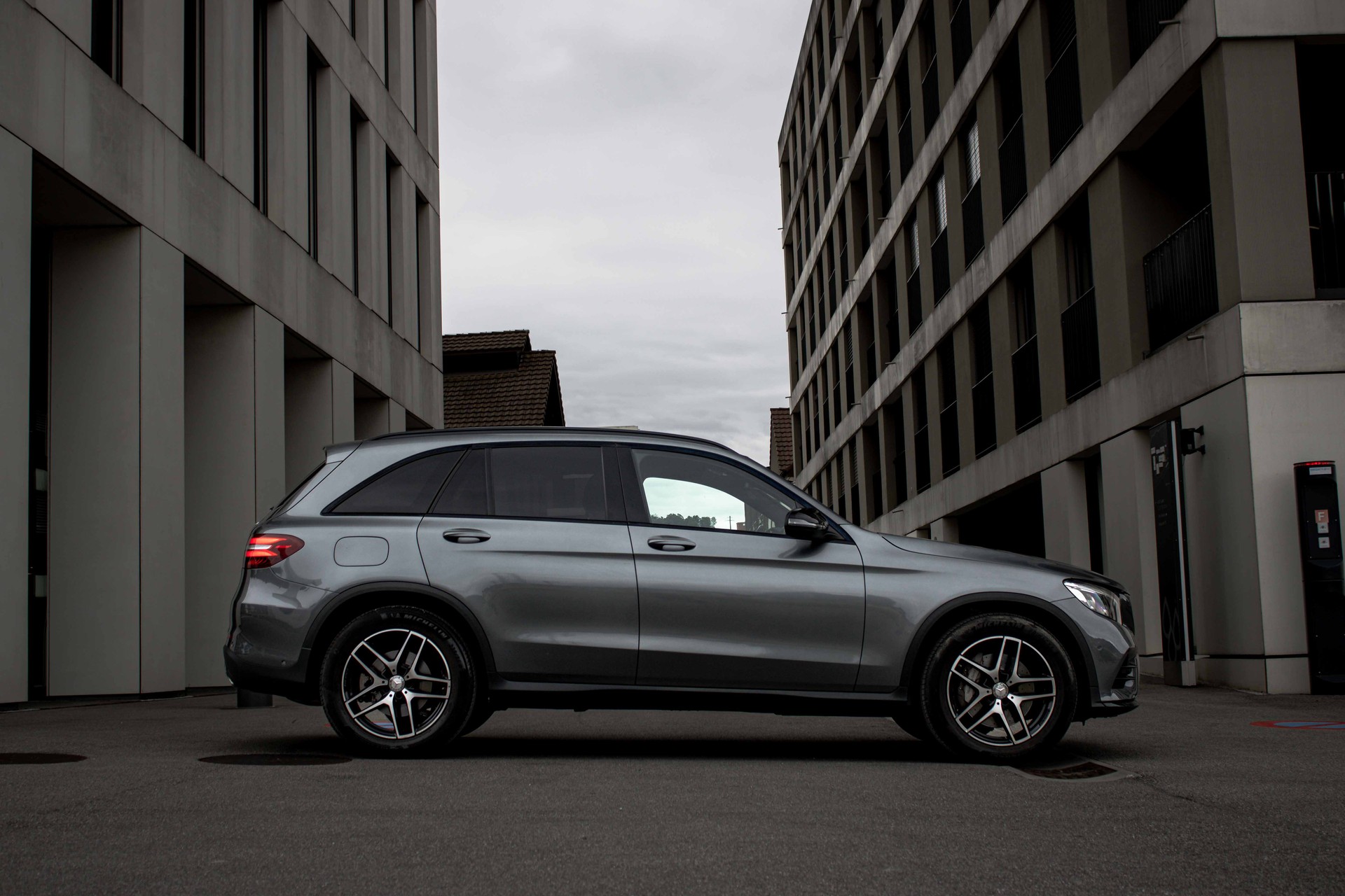MERCEDES-BENZ GLC 250 AMG Line 4Matic 9G-Tronic-image-5