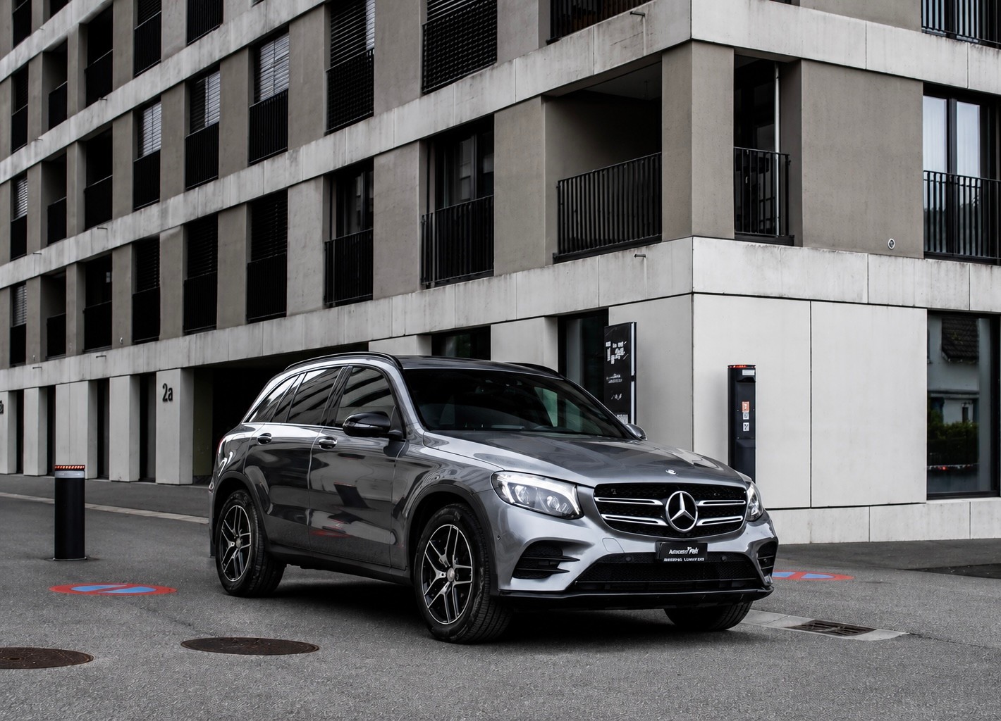 MERCEDES-BENZ GLC 250 AMG Line 4Matic 9G-Tronic-image-4