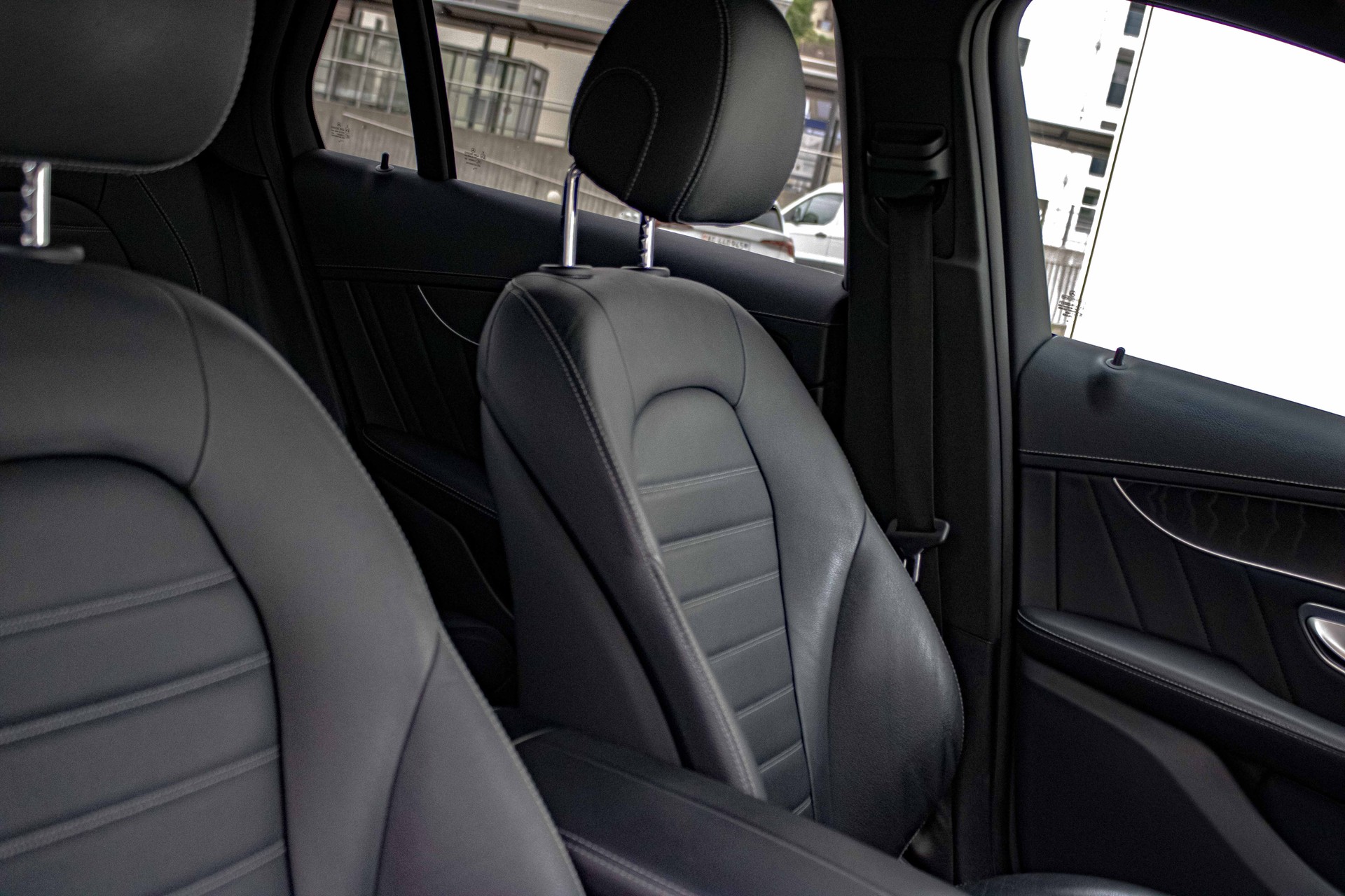 MERCEDES-BENZ GLC 250 AMG Line 4Matic 9G-Tronic-image-15