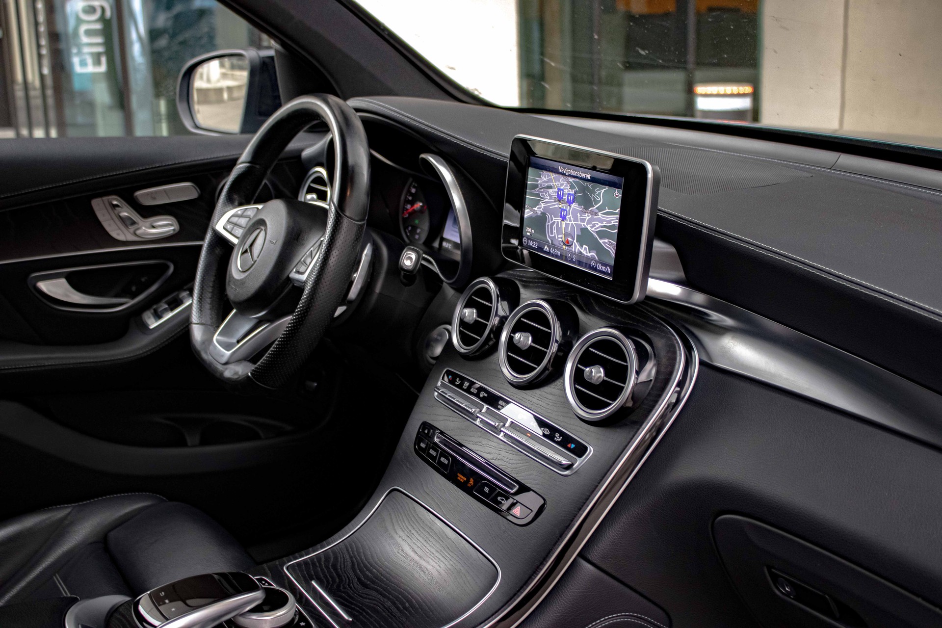 MERCEDES-BENZ GLC 250 AMG Line 4Matic 9G-Tronic-image-16