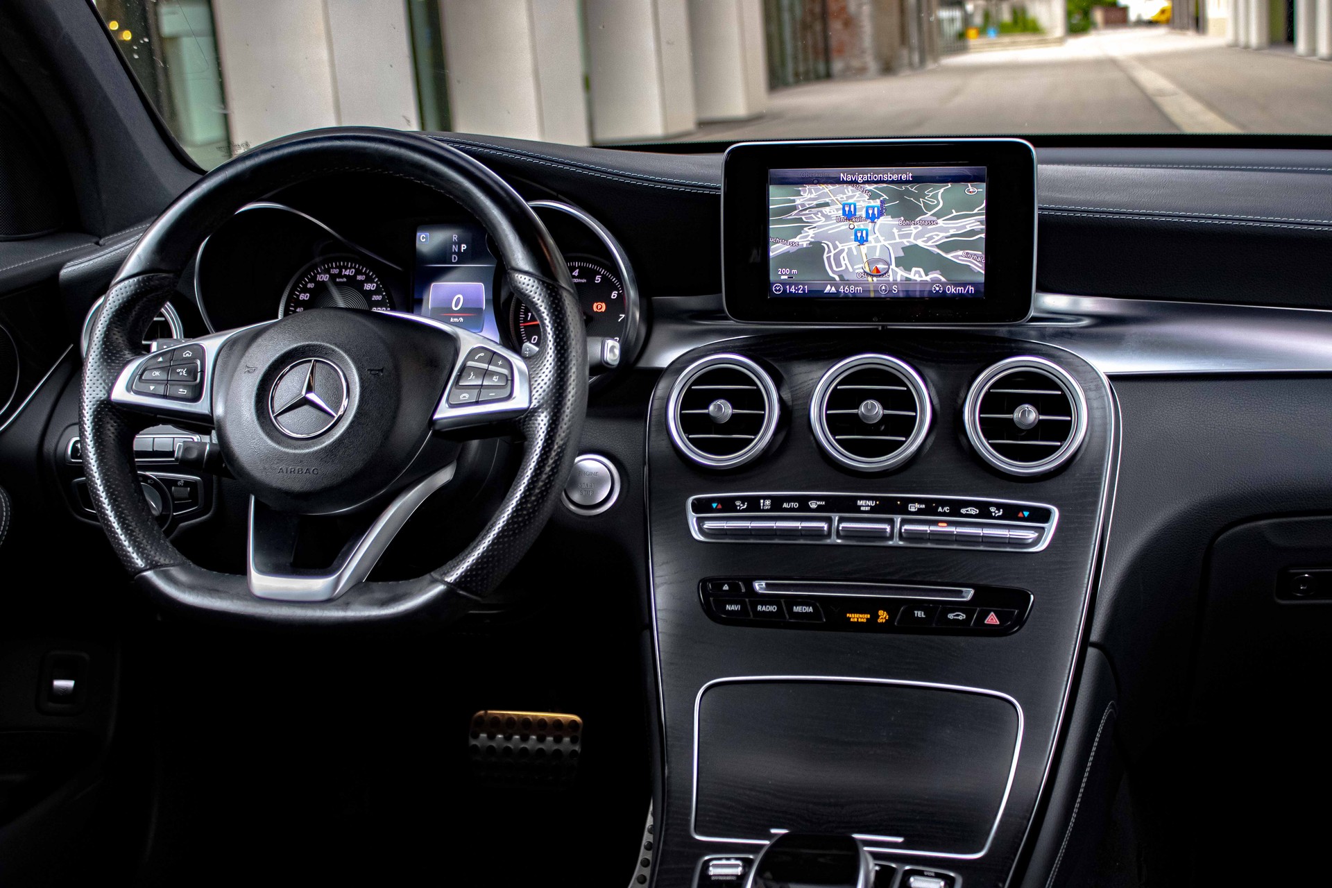 MERCEDES-BENZ GLC 250 AMG Line 4Matic 9G-Tronic-image-10
