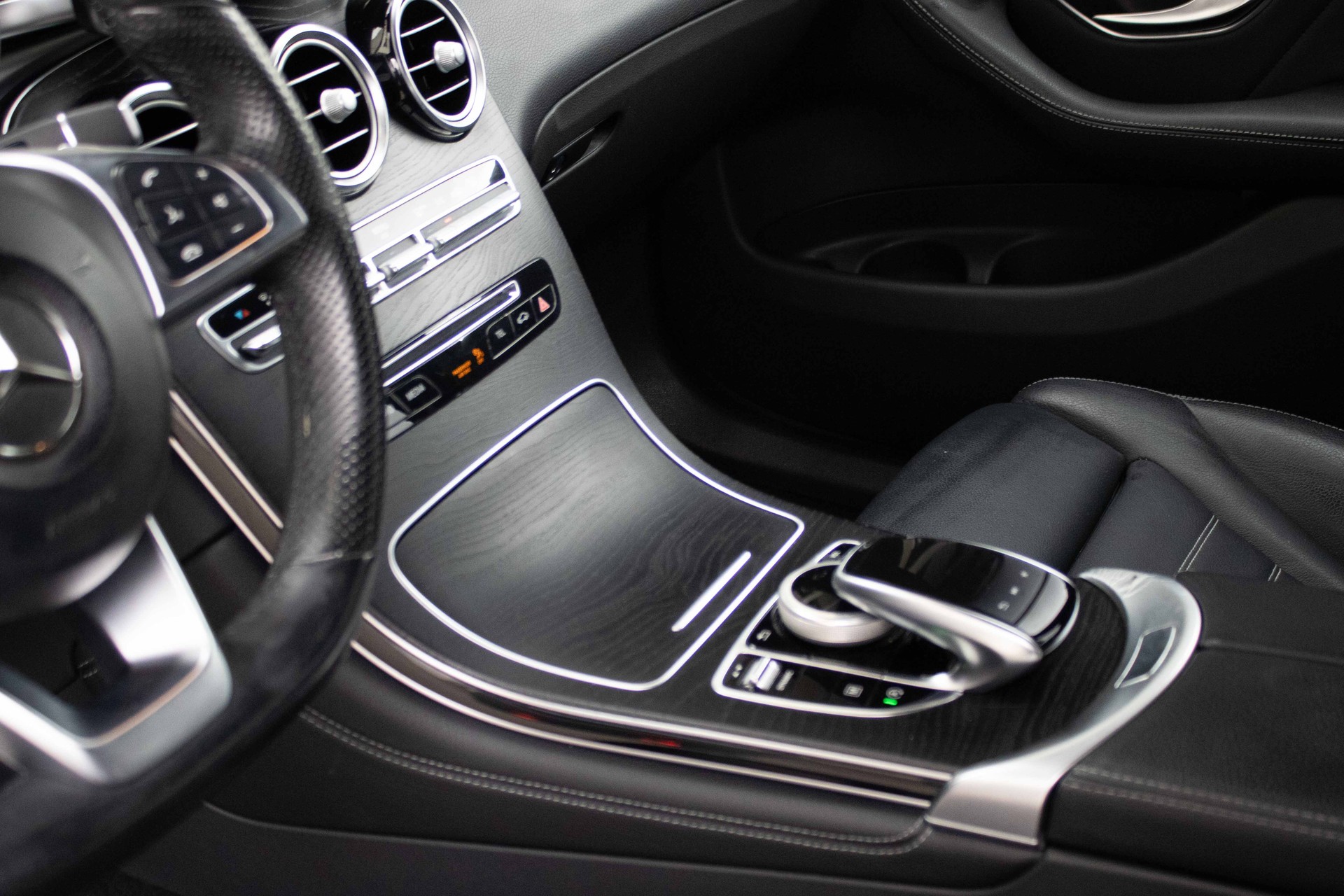 MERCEDES-BENZ GLC 250 AMG Line 4Matic 9G-Tronic-image-9