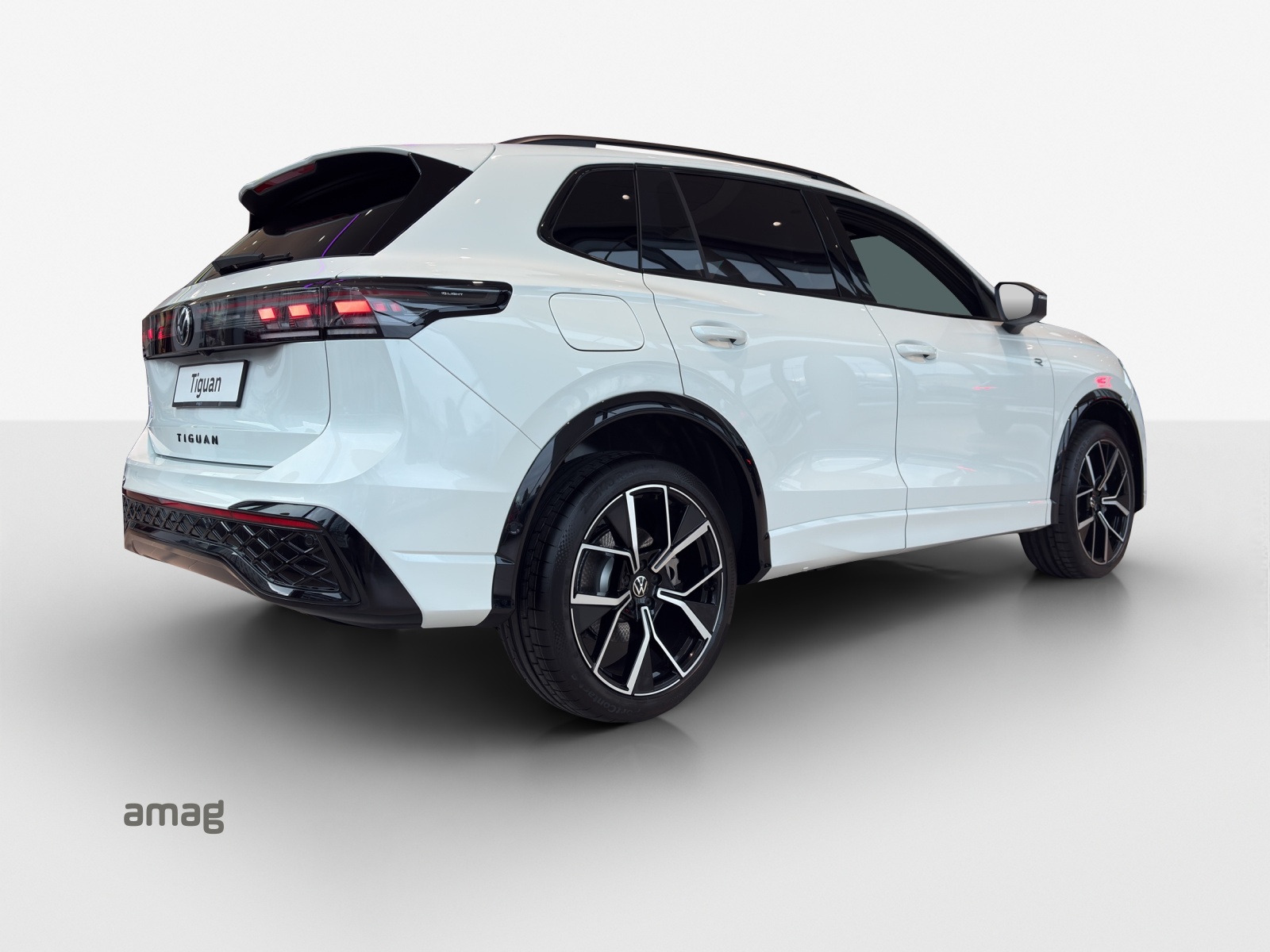 VW Tiguan 2.0 TSI DSG R-Line 4Motion-image-3