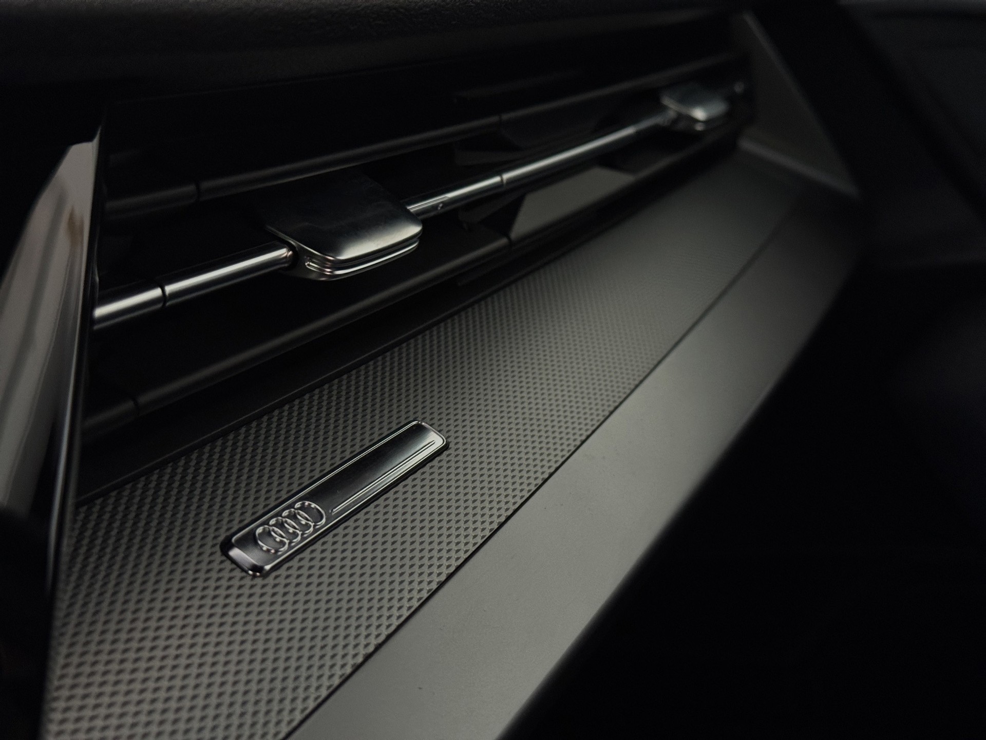 AUDI A3 Limousine 35 TFSI S-Line S-tronic "Navi- Virtual Cockpit Plus"-image-17