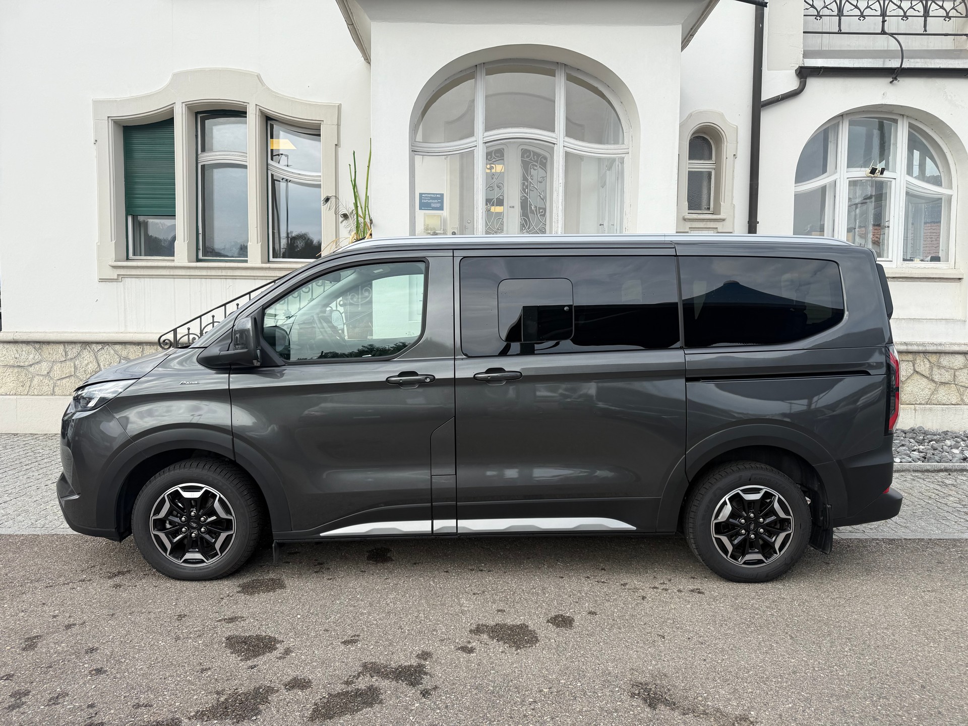 FORD Tourneo Bus 340 L1H1 PHEV Active-image-3
