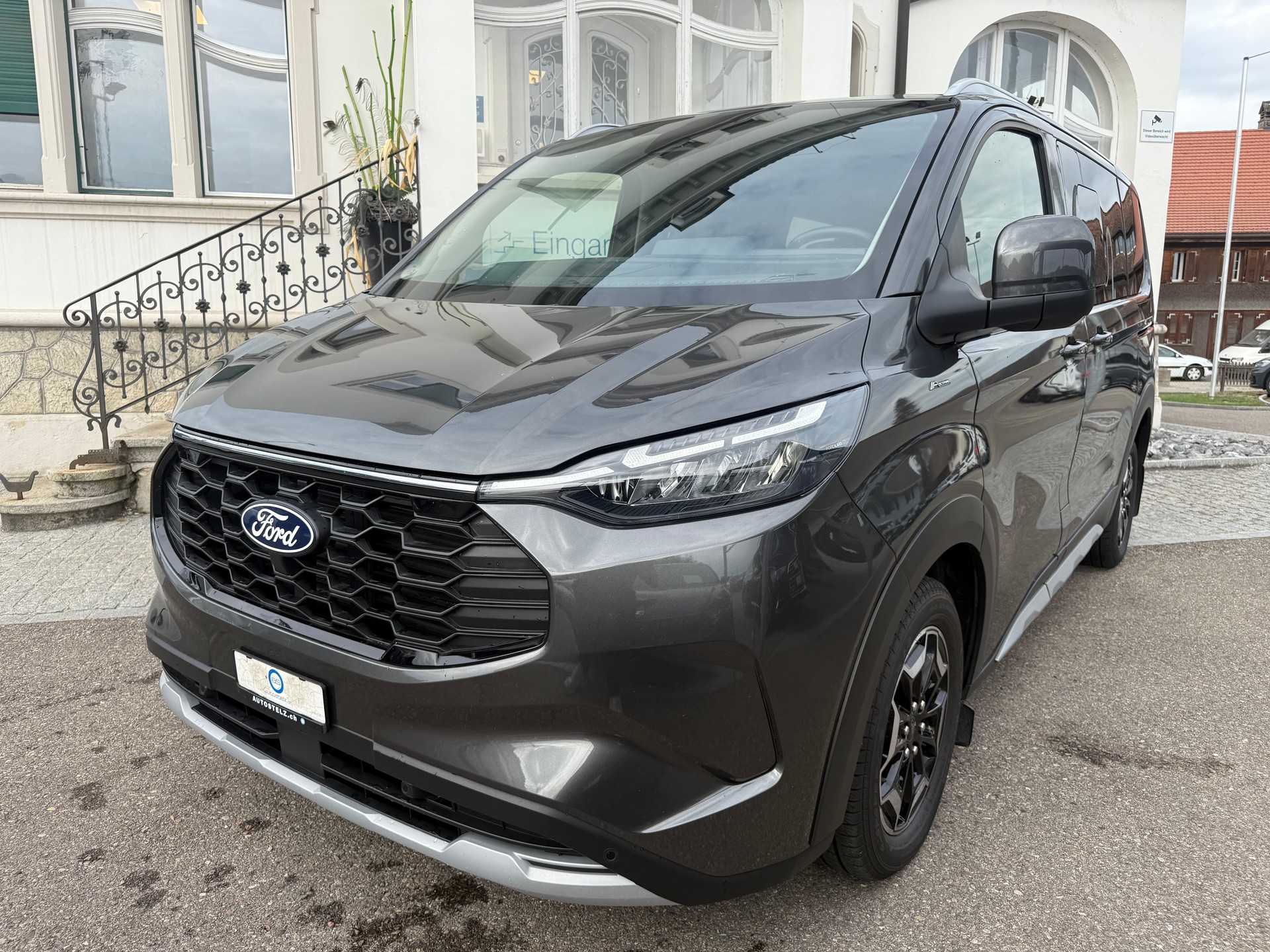 FORD Tourneo Bus 340 L1H1 PHEV Active-image-1