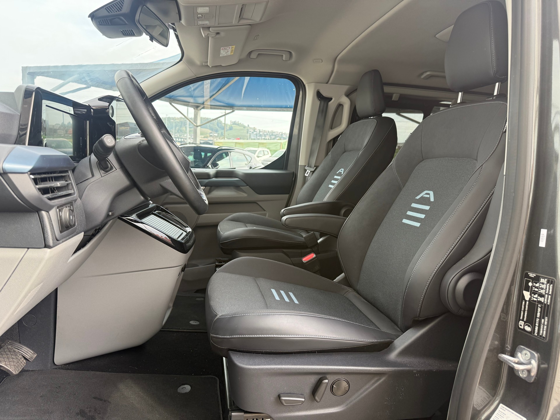 FORD Tourneo Bus 340 L1H1 PHEV Active-image-8