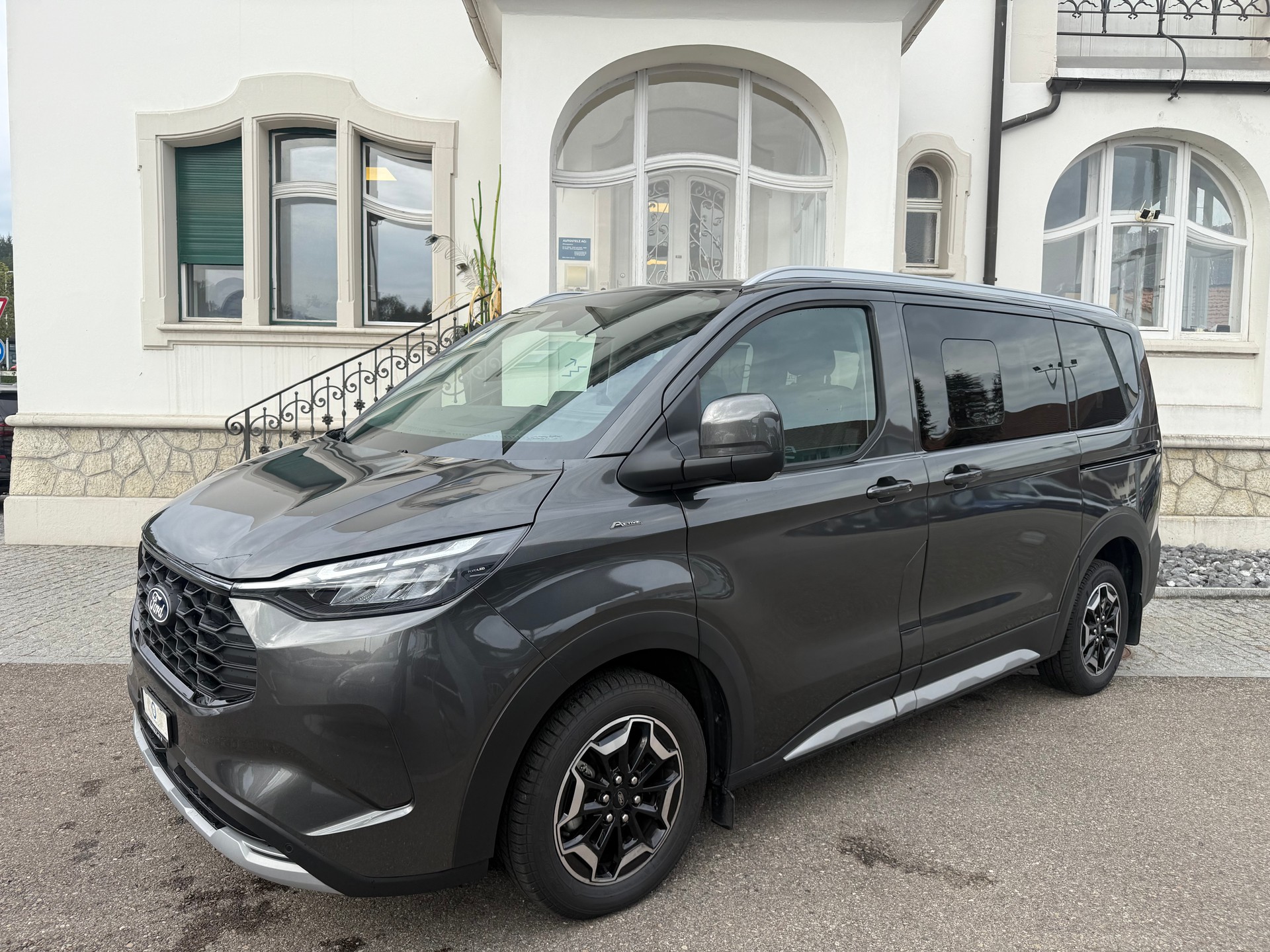 FORD Tourneo Bus 340 L1H1 PHEV Active-image-0