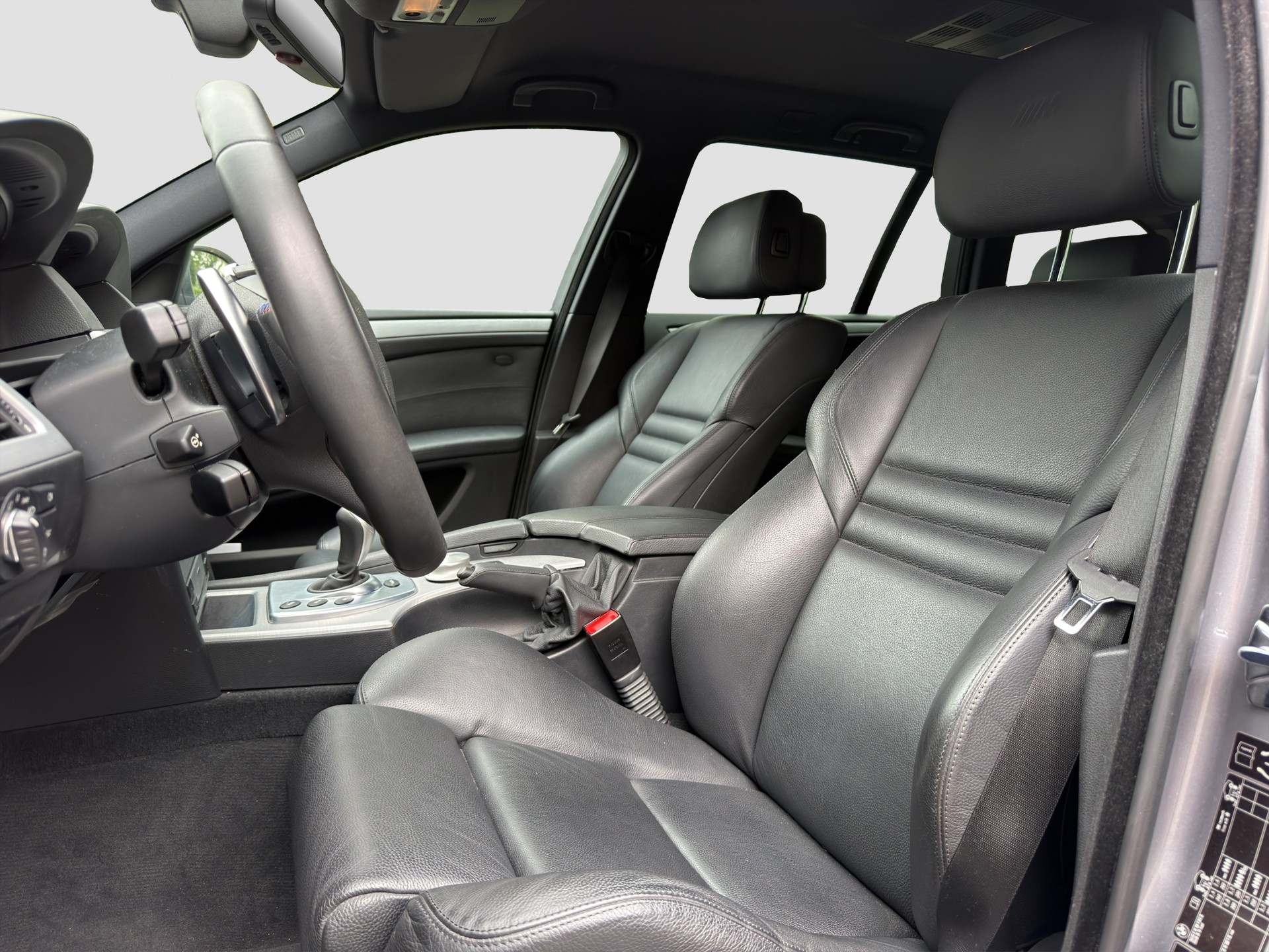 BMW M5 Touring-image-10