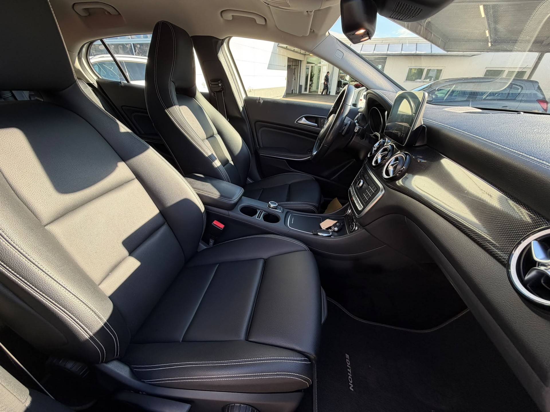 MERCEDES-BENZ GLA 250 Urban 4Matic 7G-DCT-image-13