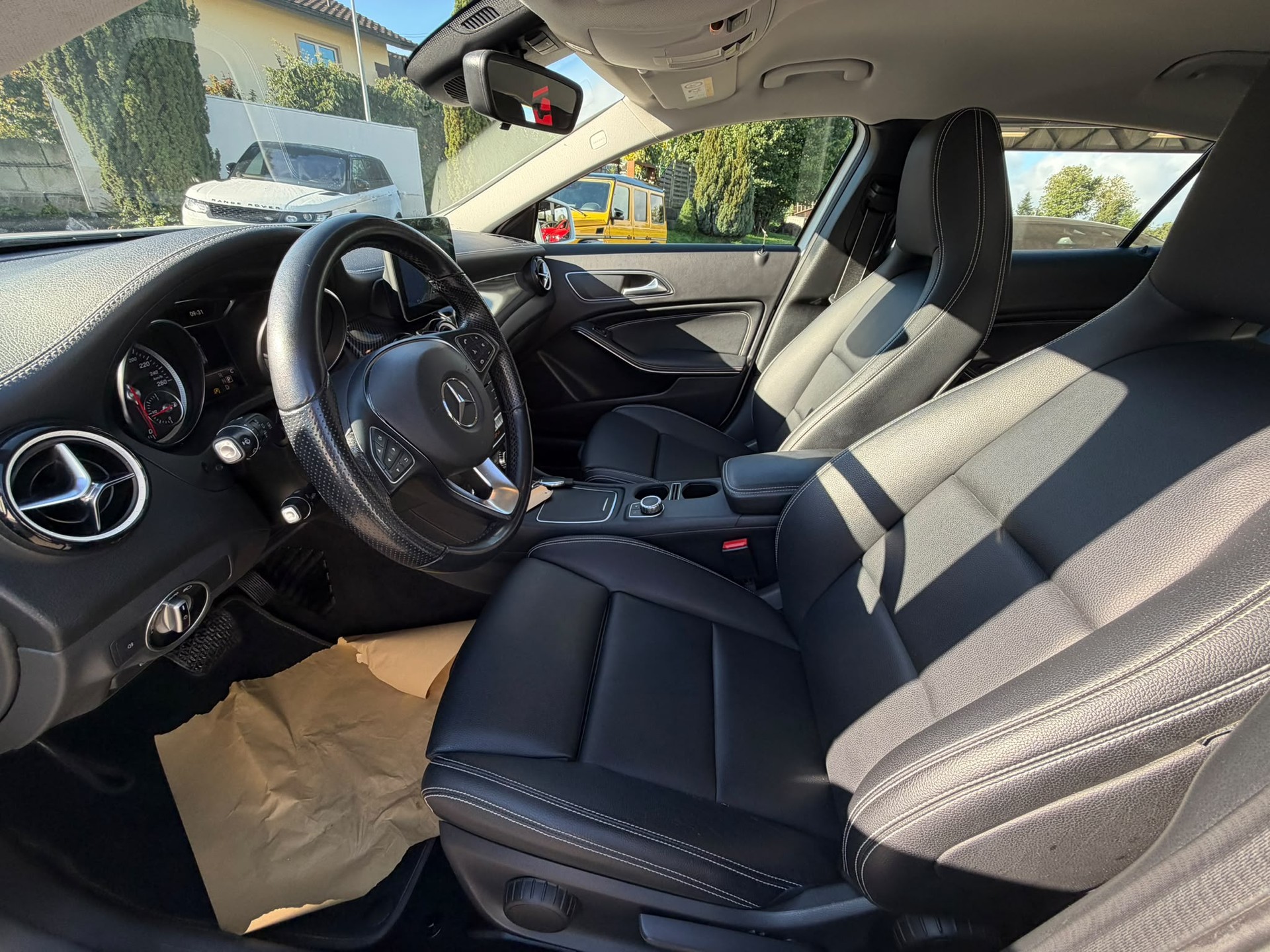 MERCEDES-BENZ GLA 250 Urban 4Matic 7G-DCT-image-12