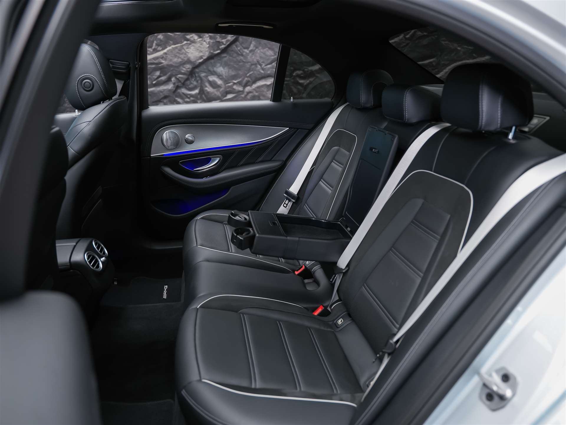 MERCEDES-BENZ E 63 S AMG 4matic *21" Felgen*Panorama*Sitzbelüftung*Massage*Ambientebeleuchtung*-image-16
