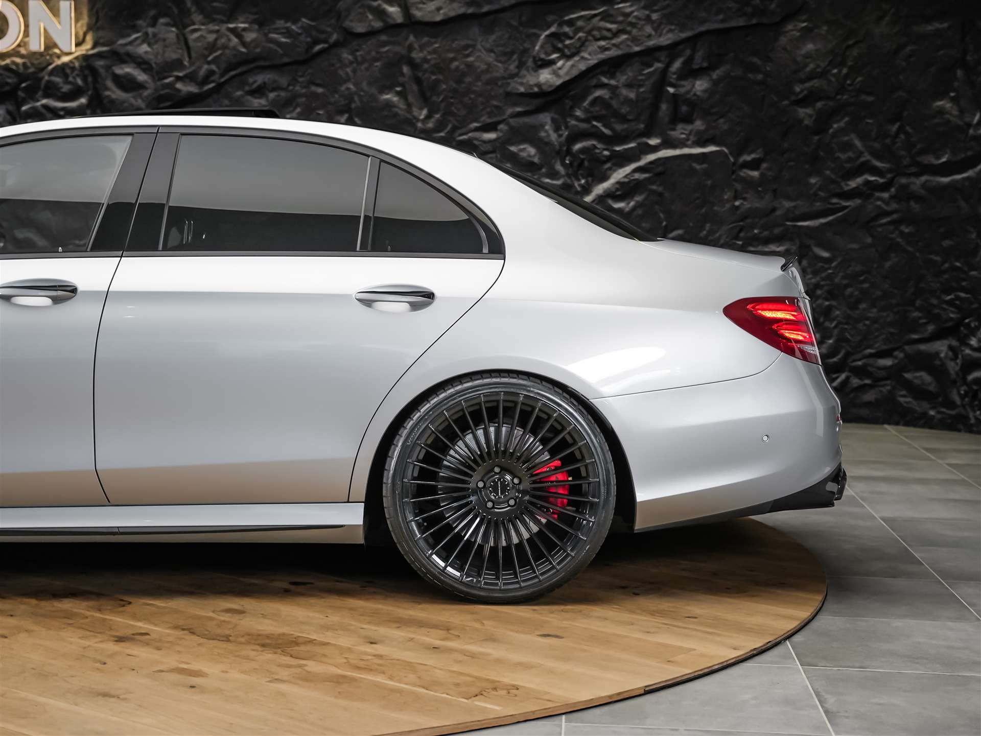 MERCEDES-BENZ E 63 S AMG 4matic *21" Felgen*Panorama*Sitzbelüftung*Massage*Ambientebeleuchtung*-image-20