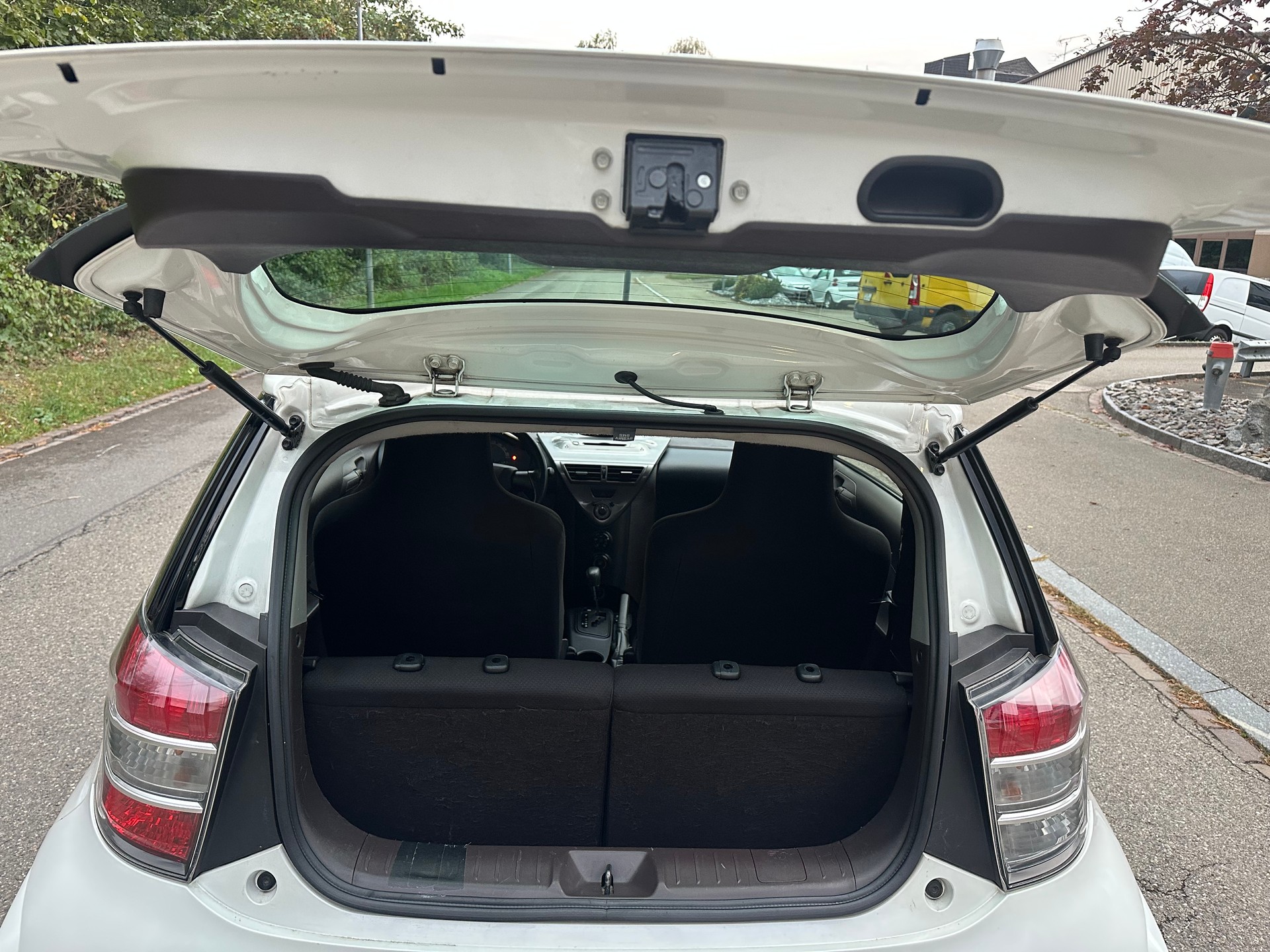 TOYOTA iQ 1.0 VVT-i Multidrive-image-12
