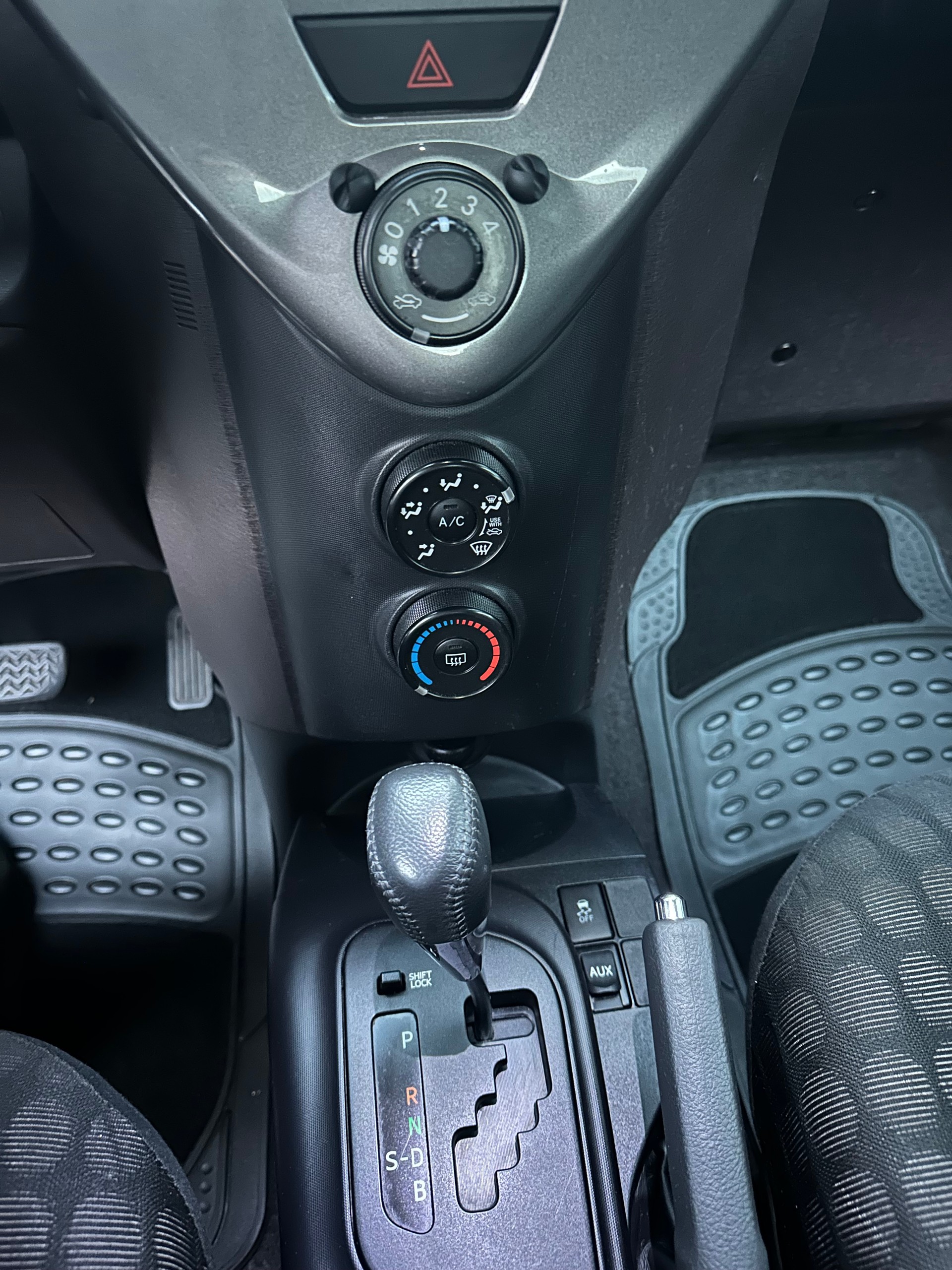 TOYOTA iQ 1.0 VVT-i Multidrive-image-15
